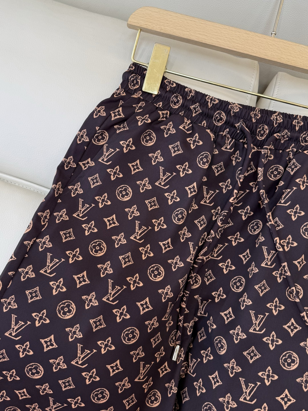 AW026#新款裤子P‼️L V 家 老花 logo 印花长裤 两色图 SML