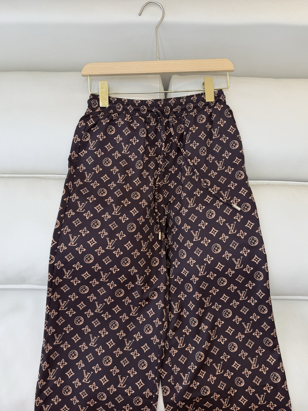 AW026#新款裤子P‼️L V 家 老花 logo 印花长裤 两色图 SML