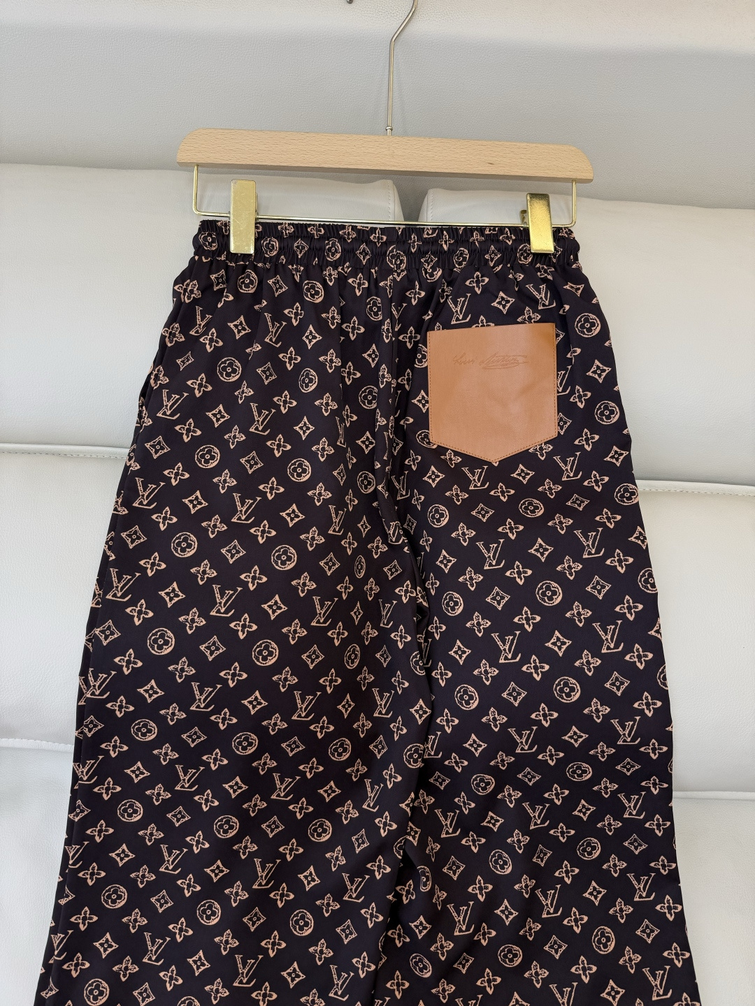 AW026#新款裤子P‼️L V 家 老花 logo 印花长裤 两色图 SML