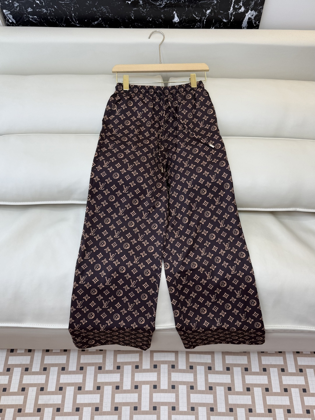 AW026#新款裤子P‼️L V 家 老花 logo 印花长裤 两色图 SML