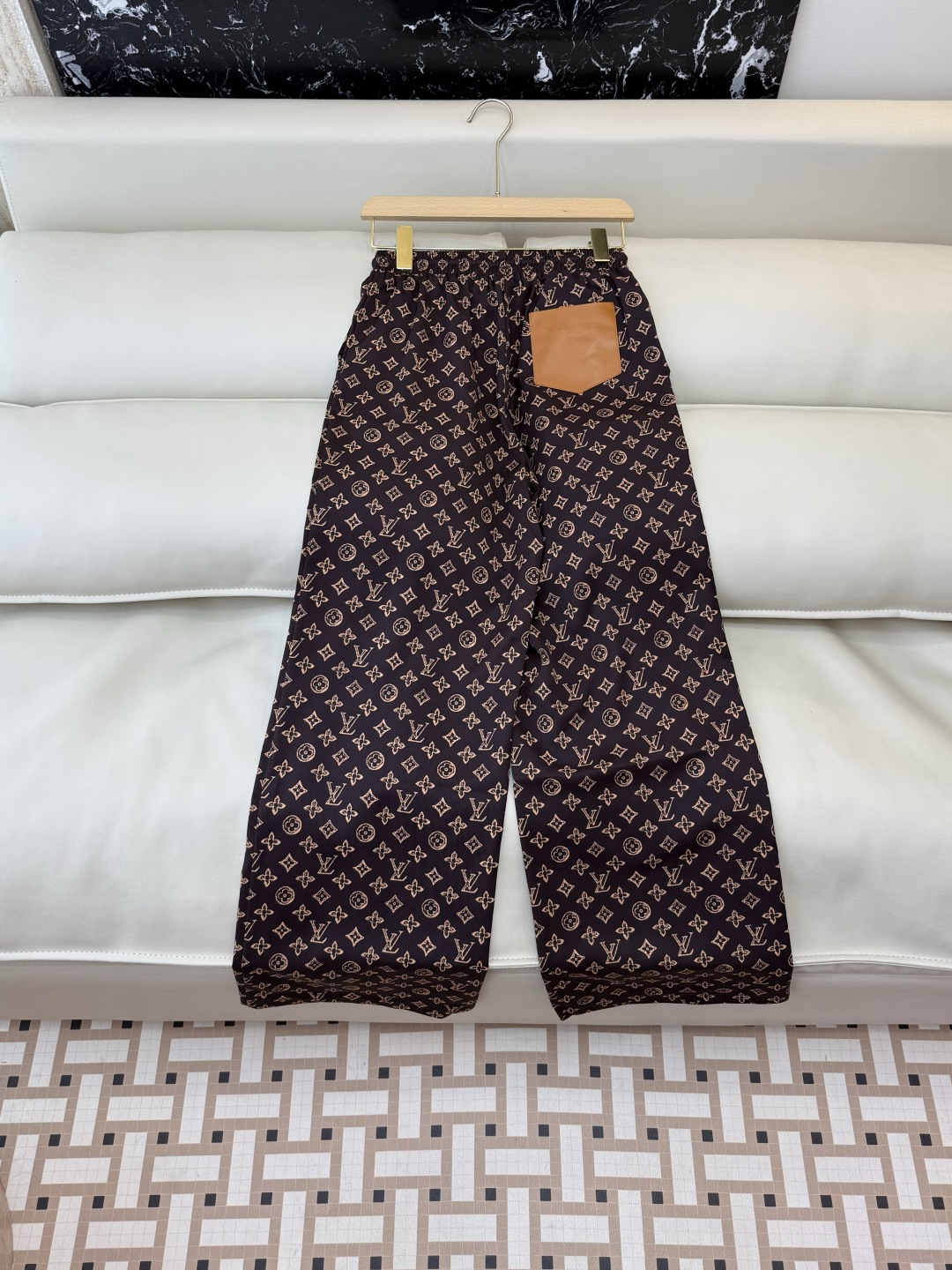 AW026#新款裤子P‼️L V 家 老花 logo 印花长裤 两色图 SML