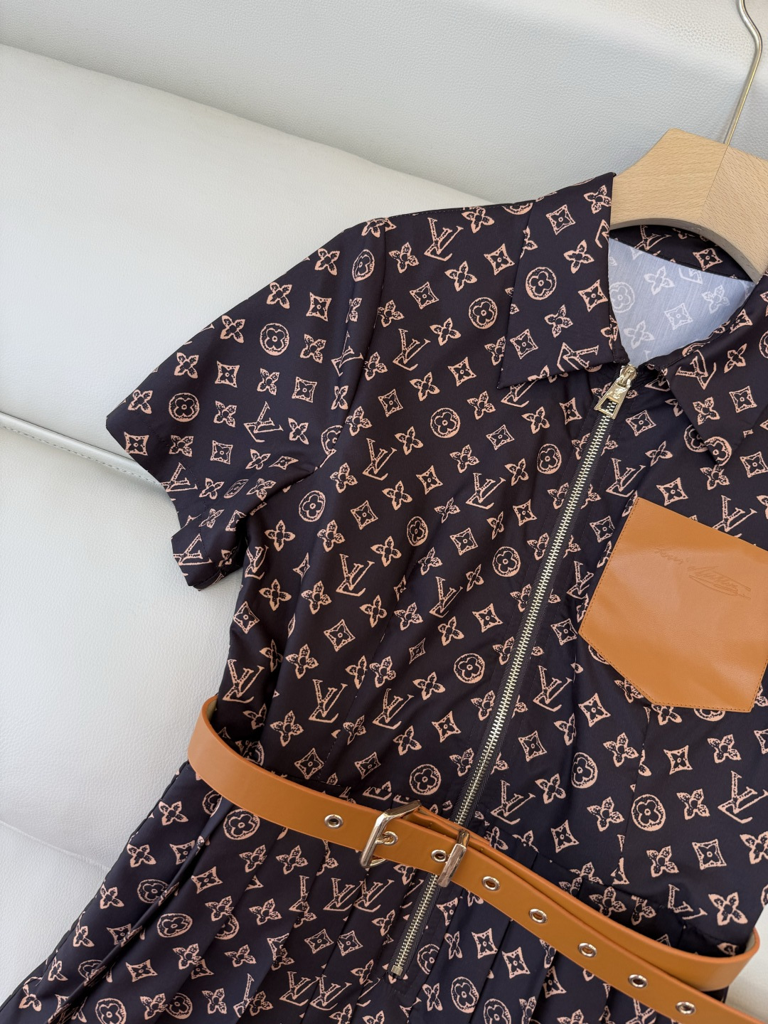 AW024#新款连衣裙P‼️L V 家 短袖修身 老花 logo 配腰带 连衣裙 两色图 SML