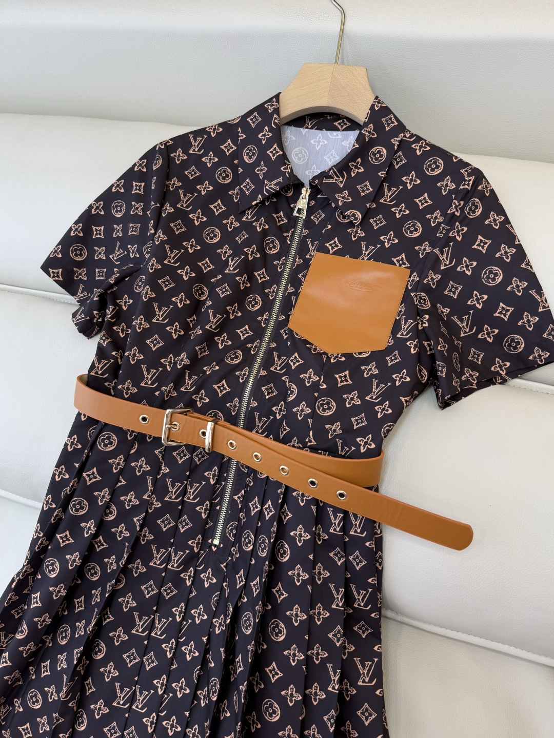 AW024#新款连衣裙P‼️L V 家 短袖修身 老花 logo 配腰带 连衣裙 两色图 SML