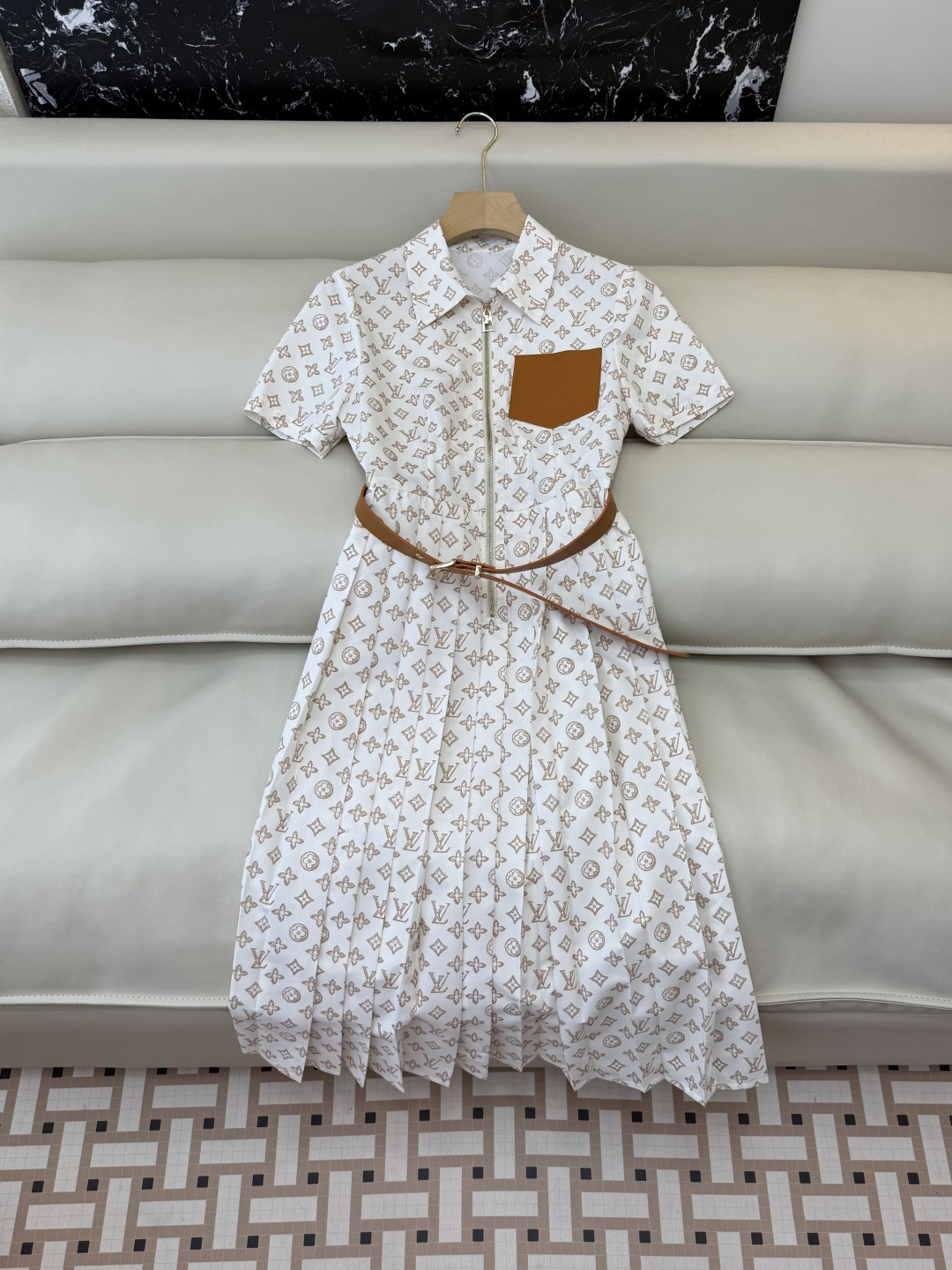 AW024#新款连衣裙P‼️L V 家 短袖修身 老花 logo 配腰带 连衣裙 两色图 SML