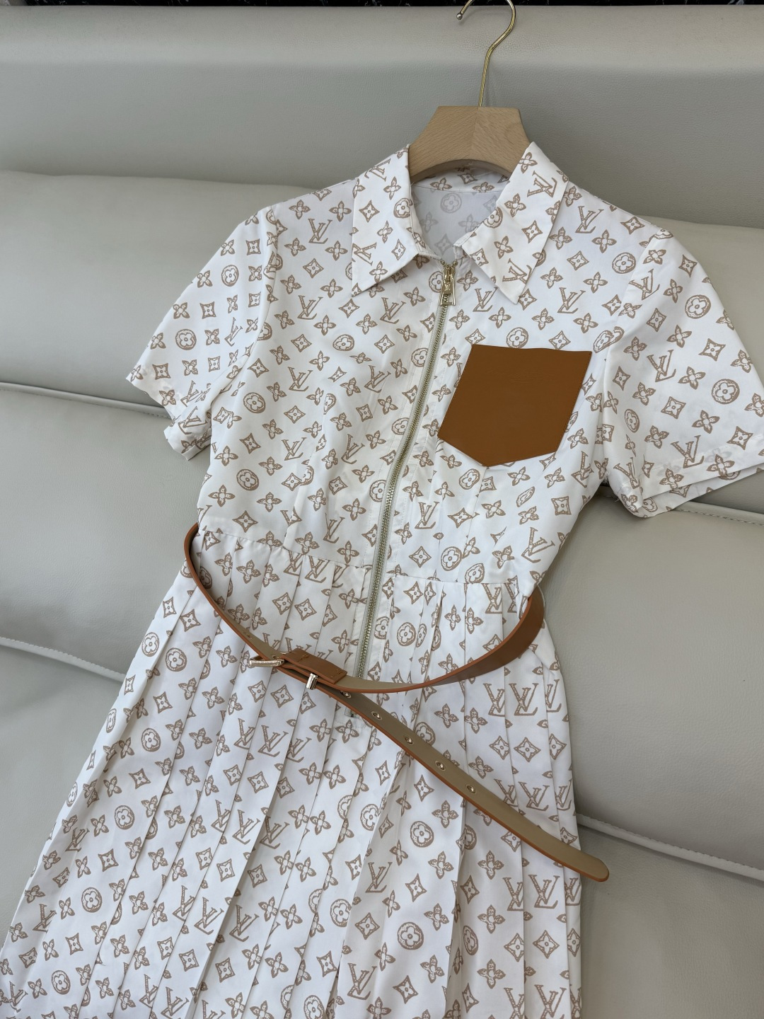 AW024#新款连衣裙P‼️L V 家 短袖修身 老花 logo 配腰带 连衣裙 两色图 SML