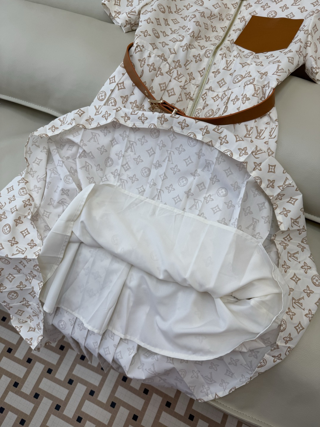 AW024#新款连衣裙P‼️L V 家 短袖修身 老花 logo 配腰带 连衣裙 两色图 SML