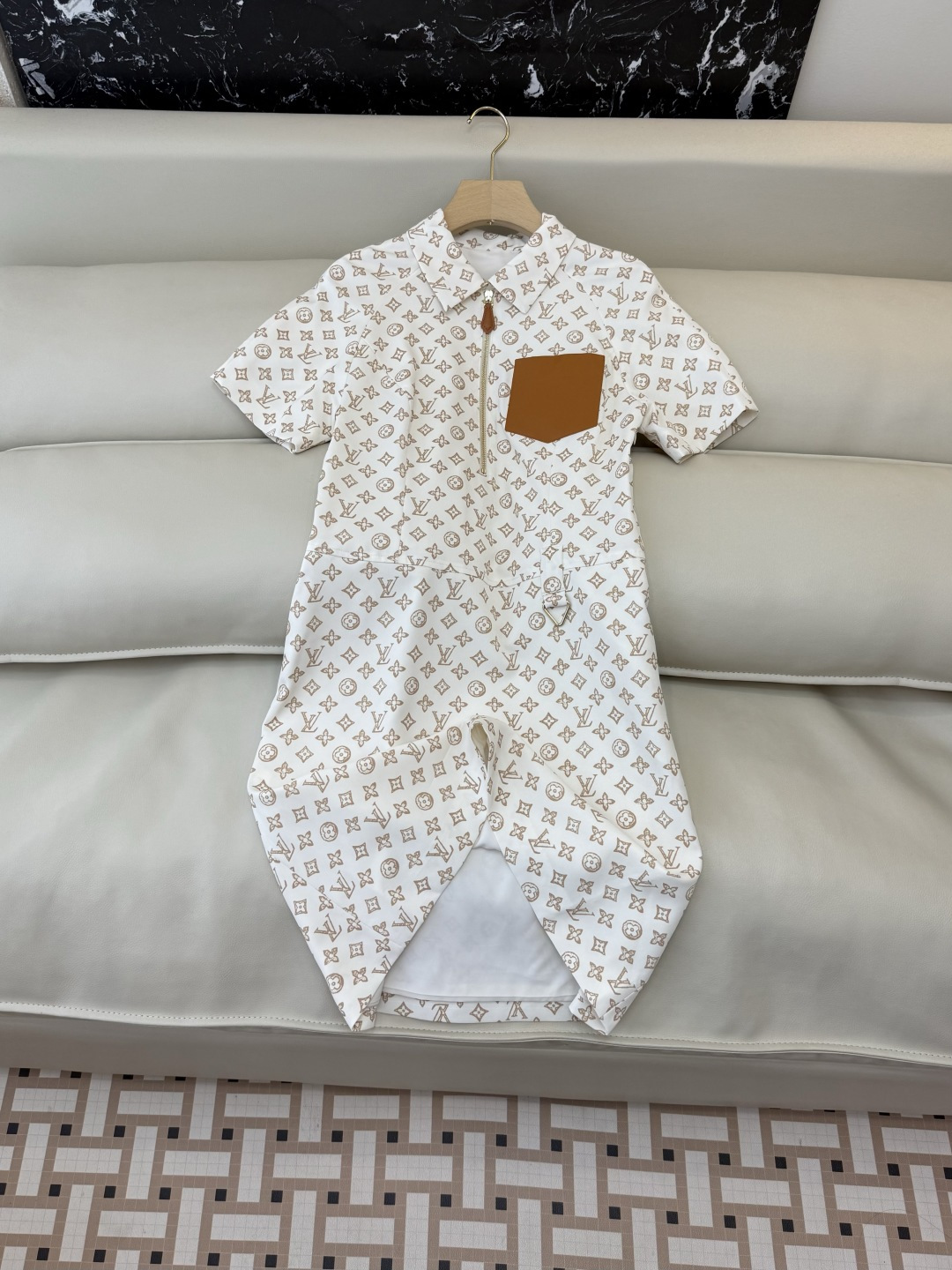 AW023#新款连衣裙P‼️L V 家 短袖修身 老花 logo 连衣裙 两色图 SML