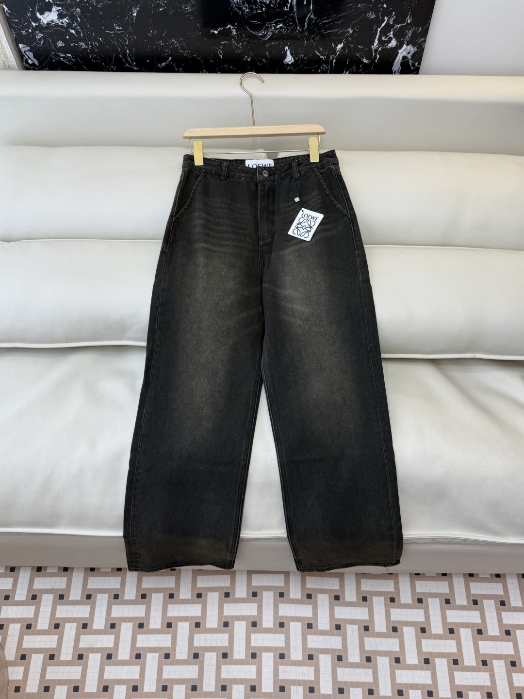 NO:774708,MA027, the highest version on the market, the girl inspects the goods, trims the three marks on the threads, and delivers the goods. You can send pictures and take videos. If you want quality or service, add me on WeChat. We do not accept urgent orders. New jeans factory Loe* washed denim cotton jeans 34/36/38/40/42, Loewe-clothing, loewe, loewe, jeans,19860909MA027市面最高版本小妹验货、修剪线头上三标、发货可发图及拍视频,要品质要服务的加我微信,不接急单.新款牛仔裤工厂 Loe* 水洗牛仔棉牛仔裤 34/36/38/40/42,罗意威-服装,loewe,loewe,jeans,,Women's clothing
