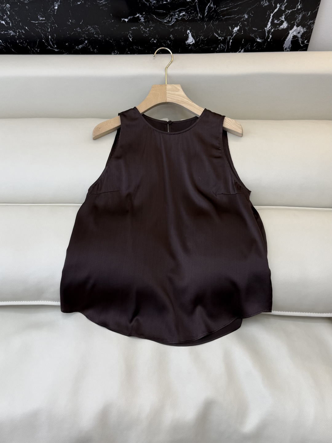 NO:791229,LZ26010#New style vest top P BC 96 silk sleeveless vest top versatile top three colors SML,,real silk,19860909LZ26010#新款背心上衣P BC 96 真丝 无袖背心上衣 百搭上衣 三色 SML,,real silk,,Women's clothing