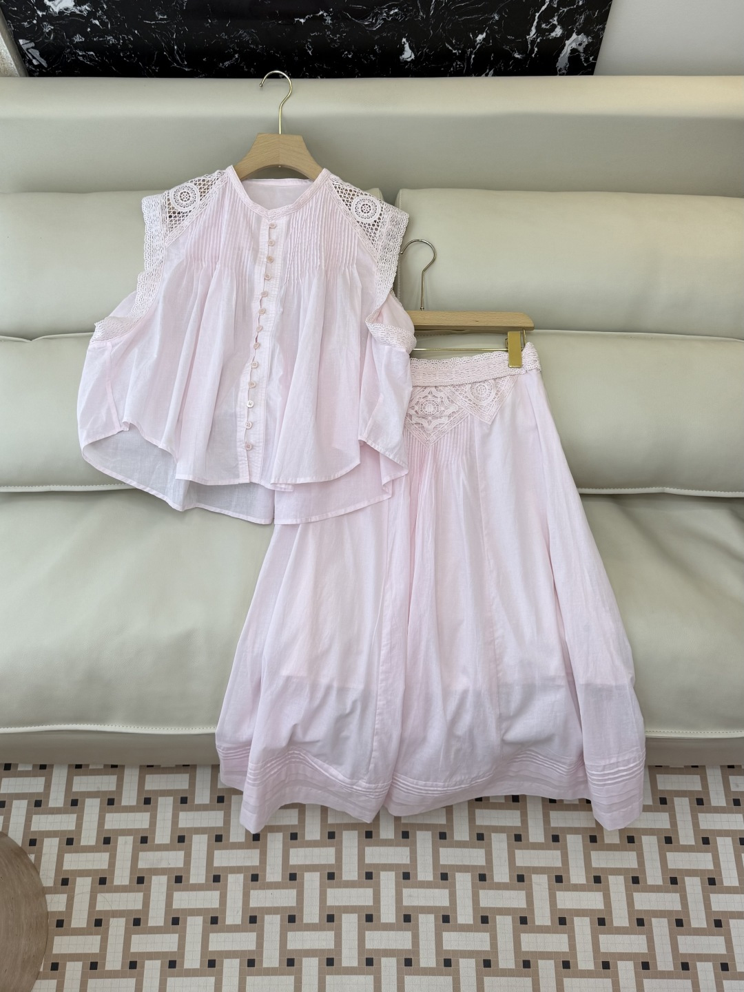 NO:777946,LH021, the highest version on the market, the girl inspects the goods, trims the three marks on the threads, and delivers the goods. You can send pictures and take videos. If you want quality or service, please add me on WeChat. We will not accept urgent orders. New suit factory ES cotton embroidered short-sleeved tops and skirts suit pink white SML, women's clothing, skirts, T-shirt,19860909LH021市面最高版本小妹验货、修剪线头上三标、发货可发图及拍视频,要品质要服务的加我微信,不接急单.新款套装工厂 ES 棉 刺绣绣花短袖上衣半裙 套装 粉色 白色 SML,女装,skirts,T-shirt,,Women's clothing