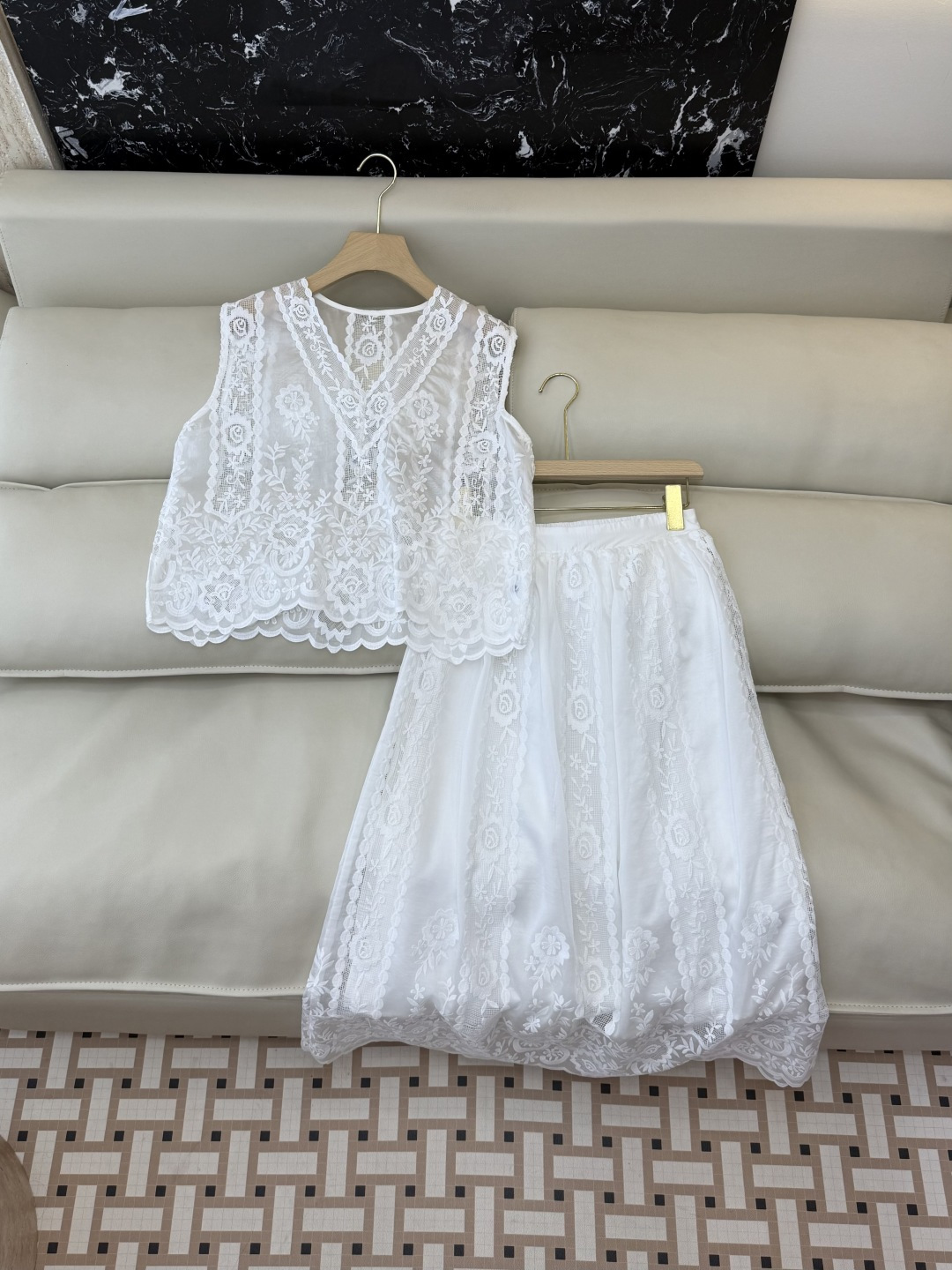 NO:777940,LH019, the highest version on the market, the girl inspects the goods, trims the three marks on the threads, and delivers the goods. You can send pictures and take videos. If you want quality or service, add me on WeChat. We will not accept urgent orders. New suit factory ES Tencel Embroidery Embroidery Sleeveless Tops and Skirts Suit Blue White SML, Women's Clothing, Skirts,19860909LH019市面最高版本小妹验货、修剪线头上三标、发货可发图及拍视频,要品质要服务的加我微信,不接急单.新款套装工厂 ES 天丝 刺绣绣花无袖上衣半裙 套装 蓝色 白色 SML,女装,skirts,,Women's clothing