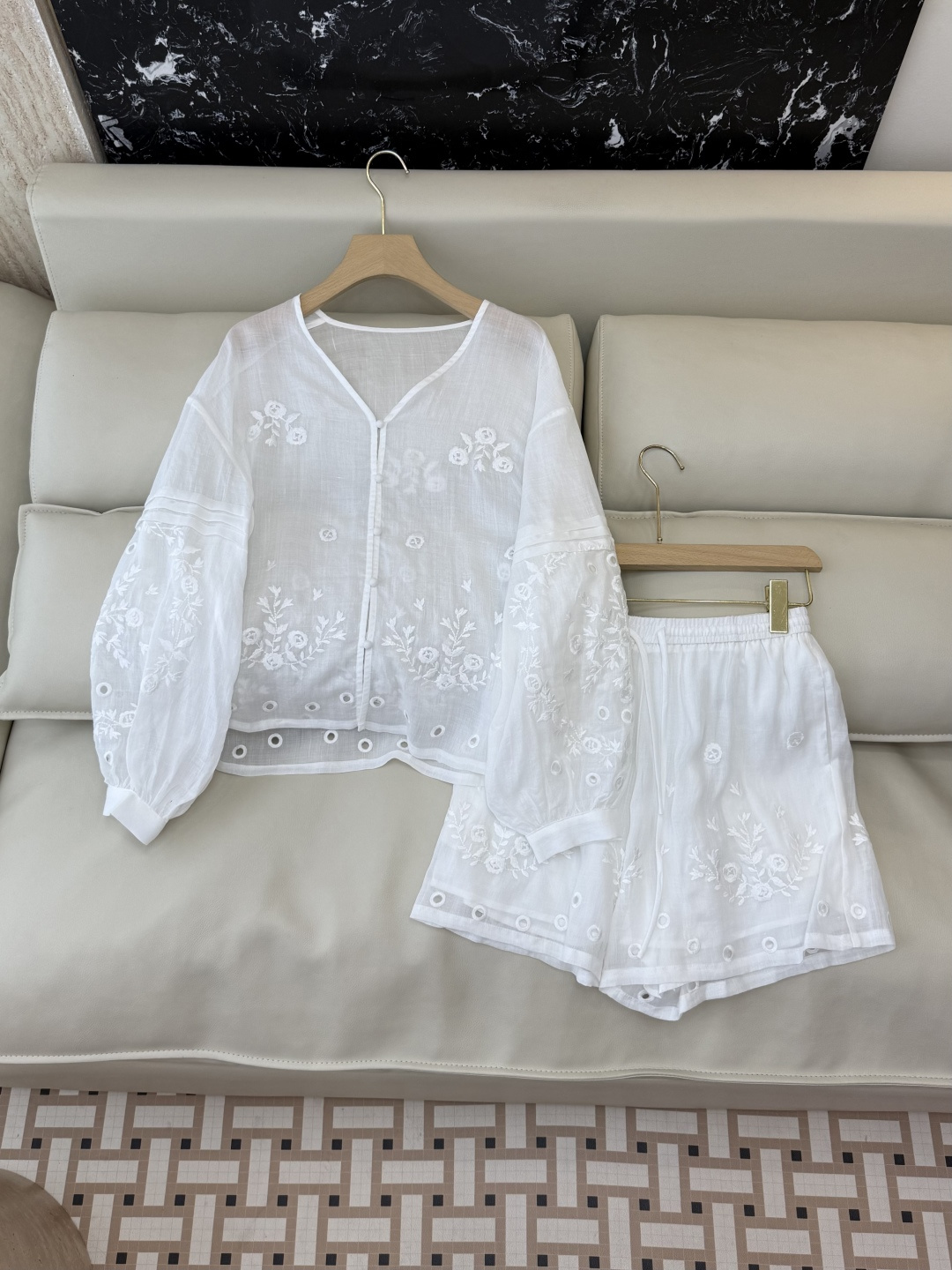 NO:777937,LH018, the highest version on the market, the girl inspects the goods, trims the three marks on the thread, and delivers the goods. You can send pictures and take videos. If you want quality or service, please add me on WeChat. We will not accept urgent orders. New suit factory ES ramie embroidered embroidered long-sleeved top shorts suit beige white SML, women's clothing, shorts,19860909LH018市面最高版本小妹验货、修剪线头上三标、发货可发图及拍视频,要品质要服务的加我微信,不接急单.新款套装工厂 ES 苎麻 刺绣绣花长袖上衣短裤 套装 米黄色 白色 SML,女装,shorts,,Women's clothing