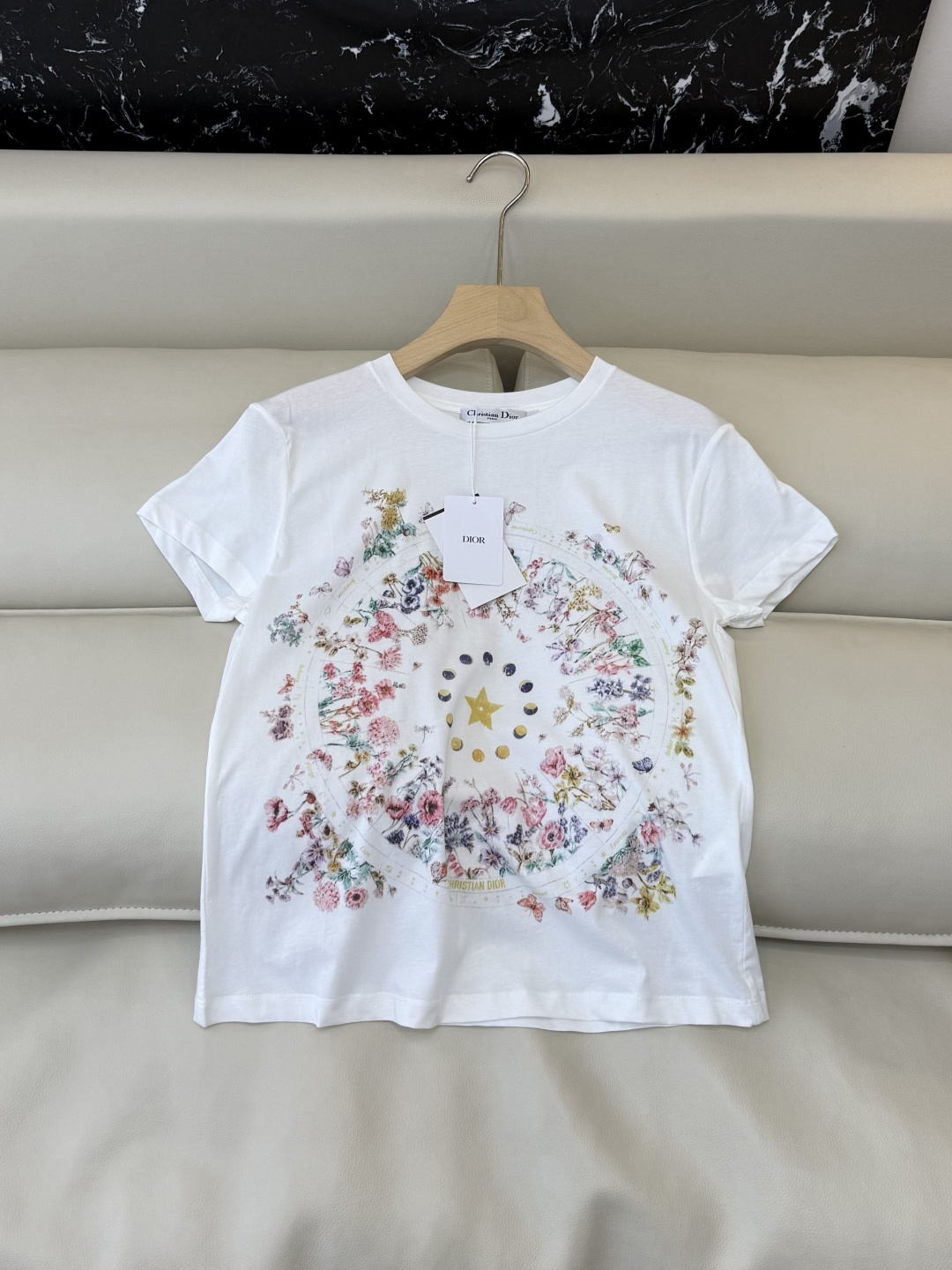NO:777956,QG0184 The highest version on the market. The girl inspects the goods, trims the three marks on the thread, and delivers the goods. You can send pictures and take videos. If you want quality and service, add me on WeChat. We will not accept urgent orders. New T-shirt dior top version 85 cotton 15 linen compass flower print short-sleeved T-shirt SML, Dior-clothing, dior, dior, T-shirt, tees, t-shirt,19860909QG0184市面最高版本小妹验货、修剪线头上三标、发货可发图及拍视频,要品质要服务的加我微信,不接急单.新款T恤 dior 顶级版 85 棉 15 麻 罗盘花卉印花 短袖T恤 SML,迪奥-服装,dior,dior,T-shirt,tees，t-shirt,,Women's clothing