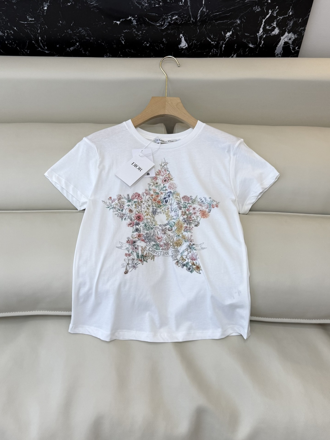 NO:777957,QG0185, the highest version on the market, the girl inspects the goods, trims the three marks on the thread, and delivers the goods. You can send pictures and take videos. If you want quality and service, add me on WeChat. We will not accept urgent orders. New T-shirt dior top version 85 cotton 15 linen five-pointed star floral print short-sleeved T-shirt SML, Dior-clothing, dior, dior, T-shirt, tees, t-shirt,19860909QG0185市面最高版本小妹验货、修剪线头上三标、发货可发图及拍视频,要品质要服务的加我微信,不接急单.新款T恤 dior 顶级版 85 棉 15 麻 五角星 花卉印花 短袖T恤 SML,迪奥-服装,dior,dior,T-shirt,tees，t-shirt,,Women's clothing
