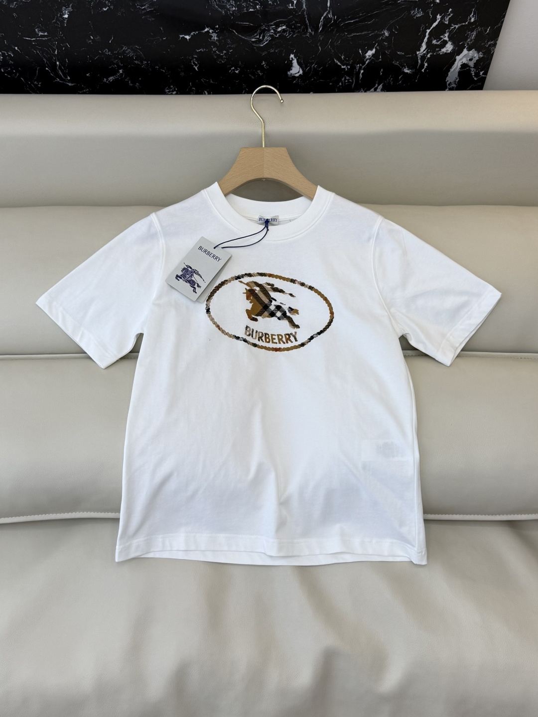 NO:778484,QG0180, the highest version on the market, the girl inspects the goods, trims the three marks on the thread, and delivers the goods. You can send pictures and take videos. If you want quality and service, please add me on WeChat. We will not accept urgent orders. New T-shirt Bur top version patch lettering war horse embroidery short-sleeved T-shirt two colors SML, Burberry-clothing, burberry, T-shirt, tees, t-shirt,19860909QG0180市面最高版本小妹验货、修剪线头上三标、发货可发图及拍视频,要品质要服务的加我微信,不接急单.新款T恤 Bur 顶级版 贴布字母 战马 绣花 短袖T恤 两色 SML,博柏利-服装,burberry,T-shirt,tees，t-shirt,,Women's clothing