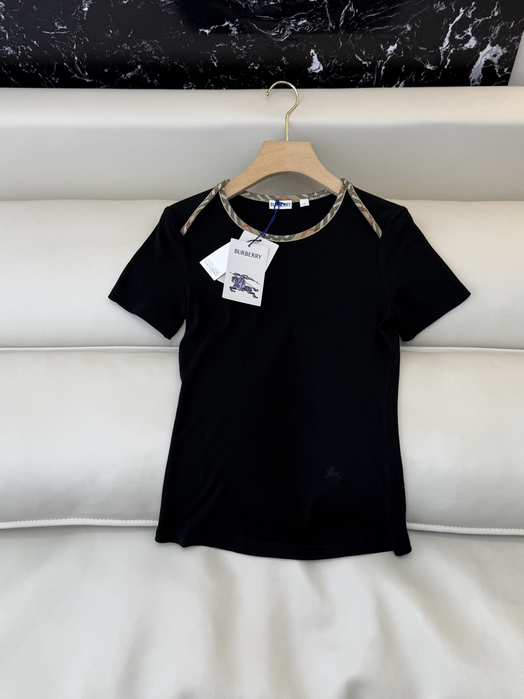 NO:778472,QG0179, the highest version on the market, the girl inspects the goods, trims the three marks on the thread, and delivers the goods. You can send pictures and take videos. If you want quality and service, please add me on WeChat. We will not accept urgent orders. New T-shirt Bur top version splicing plaid slimming short-sleeved T-shirt white black SML, Burberry-clothing, burberry, T-shirt, tees, t-shirt,19860909QG0179市面最高版本小妹验货、修剪线头上三标、发货可发图及拍视频,要品质要服务的加我微信,不接急单.新款T恤 Bur 顶级版 拼接 格纹 显瘦修身 短袖T恤 白色 黑色 SML,博柏利-服装,burberry,T-shirt,tees，t-shirt,,Women's clothing