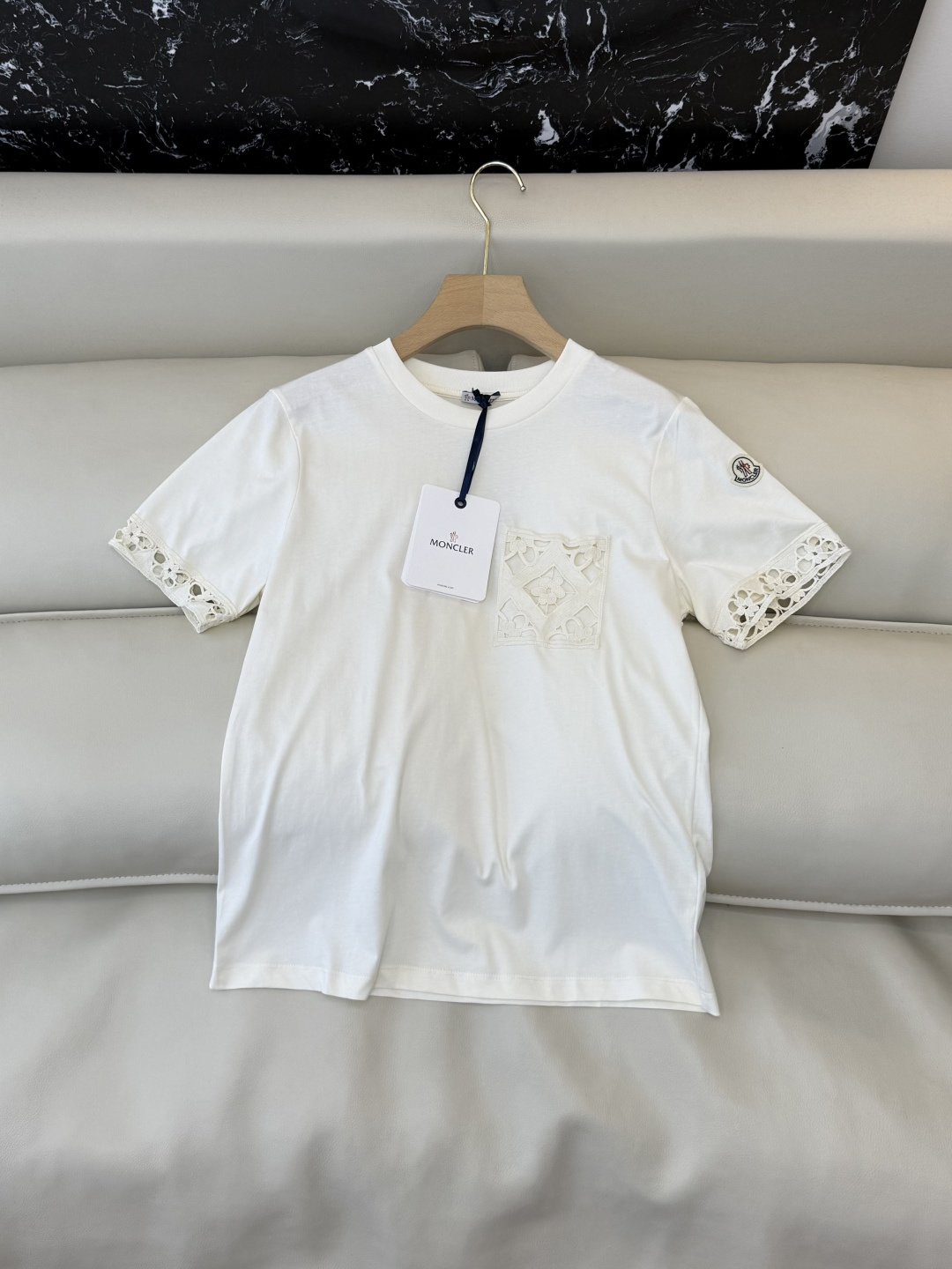 NO:777961,QG0183 is the highest version on the market. The girl inspects the goods, trims the three marks on the thread, and delivers the goods. You can send pictures and take videos. If you want quality and service, please add me on WeChat. We will not accept urgent orders. New T-shirt Mon, top version, slimming, short-sleeved T-shirt, white, black, SML, mask-clothing, Moncler, T-shirt, tees, t-shirt,19860909QG0183市面最高版本小妹验货、修剪线头上三标、发货可发图及拍视频,要品质要服务的加我微信,不接急单.新款T恤 Mon 蒙口 顶级版 显瘦 短袖T恤 白色 黑色 SML,蒙口-服装,Moncler,T-shirt,tees，t-shirt,,Women's clothing