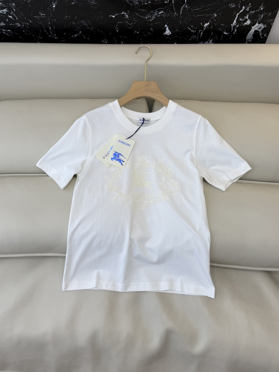 NO:778443,QG0174 The highest version on the market. The girl inspects the goods, trims the three marks on the thread, and delivers the goods. You can send pictures and take videos. If you want quality and service, add me on WeChat. We will not accept urgent orders. New T-shirt Bur top version dark pattern war horse short-sleeved T-shirt white SML, Burberry-clothing, burberry, T-shirt, tees, t-shirt,19860909QG0174市面最高版本小妹验货、修剪线头上三标、发货可发图及拍视频,要品质要服务的加我微信,不接急单.新款T恤 Bur 顶级版 暗纹战马 短袖T恤 白色 SML,博柏利-服装,burberry,T-shirt,tees，t-shirt,,Women's clothing