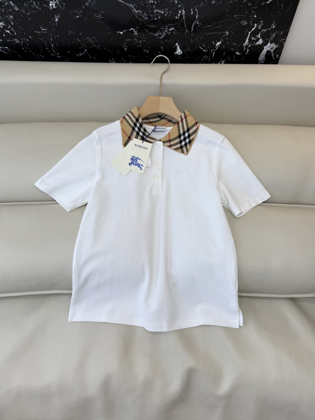 NO:778462,QG0181 The highest version on the market. The girl inspects the goods, trims the three marks on the thread, and delivers the goods. You can send pictures and take videos. If you want quality and service, please add me on WeChat. We will not accept urgent orders. New T-shirt Bur top version spliced ​​plaid polo collar slim short-sleeved T-shirt pink white black SML, Burberry-clothing, burberry, T-shirt, tees, t-shirt,19860909QG0181市面最高版本小妹验货、修剪线头上三标、发货可发图及拍视频,要品质要服务的加我微信,不接急单.新款T恤 Bur 顶级版 拼接格纹polo领 显瘦 短袖T恤 粉色 白色 黑色 SML,博柏利-服装,burberry,T-shirt,tees，t-shirt,,Women's clothing