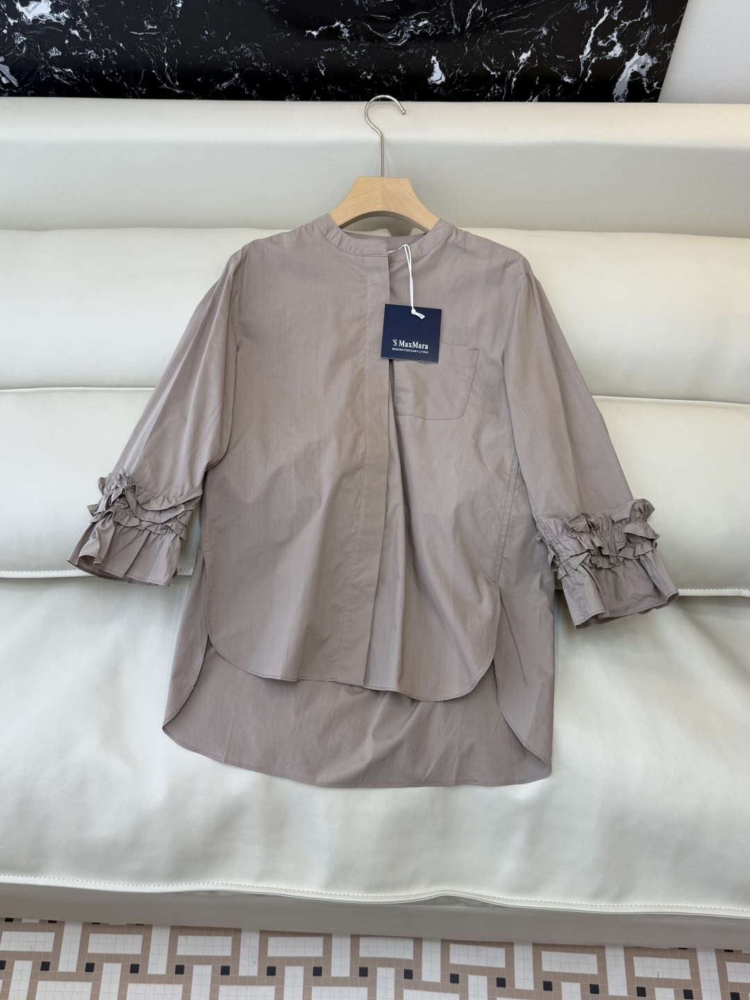 NO:778514,QG0178 The highest version on the market. The girl inspects the goods, trims the three marks on the threads, and delivers the goods. You can send pictures and take videos. If you want quality or service, please add me on WeChat. We do not accept urgent orders. New shirt factory Max top version fungus-trimmed top, coffee color SML, Maxmara-clothing, shirts,19860909QG0178市面最高版本小妹验货、修剪线头上三标、发货可发图及拍视频,要品质要服务的加我微信,不接急单.新款衬衫工厂 Max 顶级版 木耳边车花上衣 咖色 SML,麦丝玛拉-服装,shirts,,Women's clothing