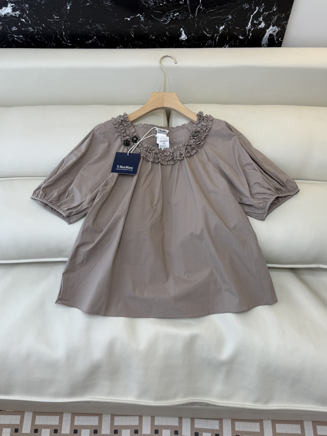 NO:778507,QG0177 The highest version on the market. The girl inspects the goods, trims the three marks on the threads, and delivers the goods. You can send pictures and take videos. If you want quality or service, please add me on WeChat. We will not accept urgent orders. New shirt factory Max top version fungus-edged short-sleeved top, coffee color SML, Maxmara-clothing, shirts, T-shirt,19860909QG0177市面最高版本小妹验货、修剪线头上三标、发货可发图及拍视频,要品质要服务的加我微信,不接急单.新款衬衫工厂 Max 顶级版 木耳边车花短袖上衣 咖色 SML,麦丝玛拉-服装,shirts,T-shirt,,Women's clothing