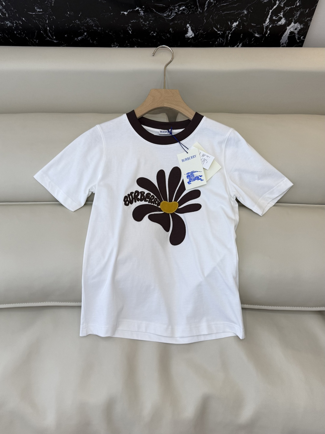 NO:778458,QG0175, the highest version on the market, the girl inspects the goods, trims the three marks on the threads, and delivers pictures and videos. If you want quality and service, add me on WeChat. We do not accept urgent orders. New T-shirt Bur top version patch embroidery short-sleeved T-shirt white purple SML, Burberry-clothing, burberry, T-shirt, tees, t-shirt,19860909QG0175市面最高版本小妹验货、修剪线头上三标、发货可发图及拍视频,要品质要服务的加我微信,不接急单.新款T恤 Bur 顶级版 贴布绣花 短袖T恤 白色 紫色 SML,博柏利-服装,burberry,T-shirt,tees，t-shirt,,Women's clothing