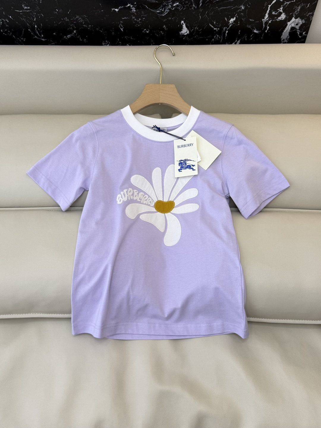 NO:778448,QG0175, the highest version on the market, the girl inspects the goods, trims the three marks on the threads, and delivers pictures and videos. If you want quality and service, add me on WeChat. We do not accept urgent orders. New T-shirt Bur top version patch embroidery short-sleeved T-shirt white purple SML, Burberry-clothing, burberry, T-shirt, tees, t-shirt,19860909QG0175市面最高版本小妹验货、修剪线头上三标、发货可发图及拍视频,要品质要服务的加我微信,不接急单.新款T恤 Bur 顶级版 贴布绣花 短袖T恤 白色 紫色 SML,博柏利-服装,burberry,T-shirt,tees，t-shirt,,Women's clothing