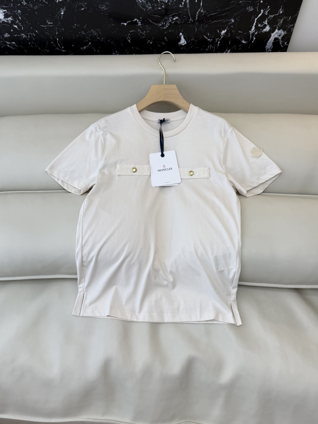 NO:777959,QG0182 The highest version on the market. The girl inspects the goods, trims the three marks on the thread, and delivers the goods. You can send pictures and take videos. If you want quality and service, please add me on WeChat. We will not accept urgent orders. New T-shirt Mon, top version, slim short-sleeved T-shirt, coffee color, off-white, black, SML, mask-clothing, Moncler, T-shirt, tees, t-shirt,19860909QG0182市面最高版本小妹验货、修剪线头上三标、发货可发图及拍视频,要品质要服务的加我微信,不接急单.新款T恤 Mon 蒙口 顶级版 显瘦 短袖T恤 咖色 米白色 黑色 SML,蒙口-服装,Moncler,T-shirt,tees，t-shirt,,Women's clothing