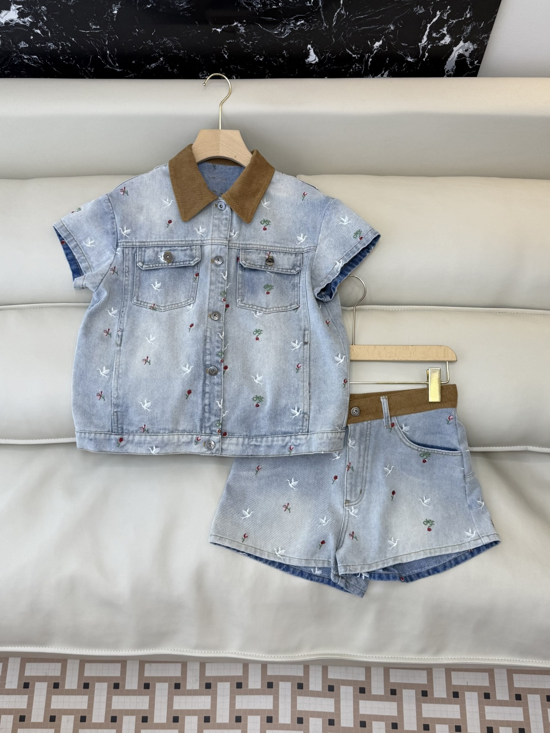 NO:780981,GU040# New set factory special version of the highest version on the market. The girl will inspect the goods, trim the three marks on the threads, and ship the goods. You can send pictures and take videos. If you want quality and service, please add me on WeChat. We will not accept urgent orders. P top shorts 240 Dior heavy embroidery short-sleeved denim top shorts suit detachable SML, Dior-clothing, dior, dior, shorts, T-shirt,19860909GU040#新款套装工厂特市面最高版本小妹验货、修剪线头上三标、发货可发图及拍视频,要品质要服务的加我微信,不接急单.P上衣短裤240 Dior 重工刺绣 短袖牛仔上衣短裤套装 可拆分 SML,迪奥-服装,dior,dior,shorts,T-shirt,,Women's clothing