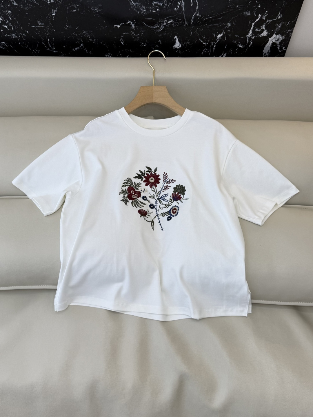 NO:777967,CK072 is the highest version on the market. The girl inspects the goods, trims the three marks on the threads, and delivers the goods. You can send pictures and take videos. If you want quality and service, please add me on WeChat. We will not accept urgent orders. New T-shirt factory Max weekend full heavy industry embroidery short-sleeved T-shirt white SML, Maxmara-clothing, T-shirt, tees, t-shirt,19860909CK072市面最高版本小妹验货、修剪线头上三标、发货可发图及拍视频,要品质要服务的加我微信,不接急单.新款T恤工厂 Max weekend 全重工刺绣花 短袖T恤 白色 SML,麦丝玛拉-服装,T-shirt,tees，t-shirt,,Women's clothing