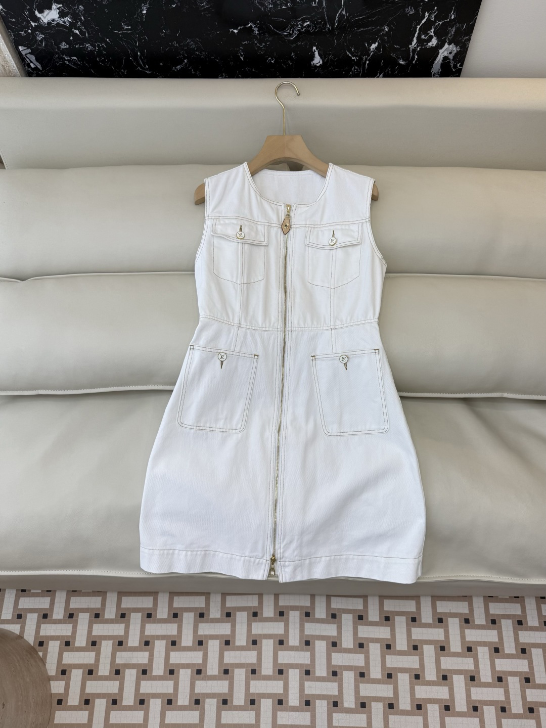 NO:777941,GU048, the highest version on the market, the girl inspects the goods, trims the three marks on the threads, and delivers the goods. You can send pictures and take videos. If you want quality and service, add me on WeChat. We will not accept urgent orders. New dress factory L V minimalist trousers topstitch denim sleeveless dress white 36/38/40, Louis Vuitton-clothing, louis vuitton, skirts,19860909GU048市面最高版本小妹验货、修剪线头上三标、发货可发图及拍视频,要品质要服务的加我微信,不接急单.新款连衣裙工厂 L V 极简裤明线 牛仔无袖连衣裙 白 36/38/40,路易威登-服装,louis vuitton,skirts,,Women's clothing