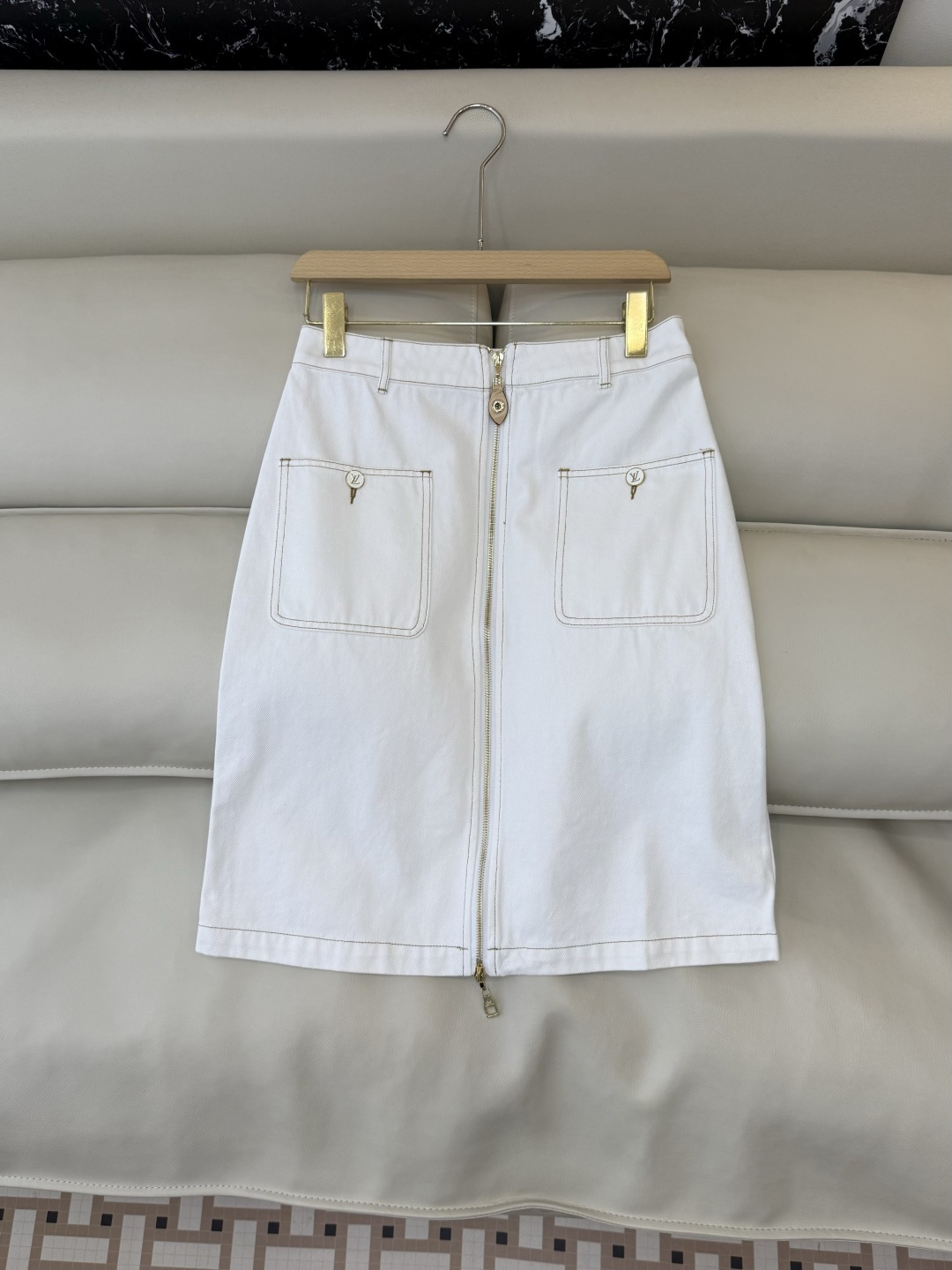 NO:777947,GU047, the highest version on the market, the girl inspects the goods, trims the three marks on the threads, and delivers the goods. You can send pictures and take videos. If you want quality and service, please add me on WeChat. We do not accept urgent orders. New skirt factory L V minimalist trousers topstitch denim long skirt white 36/38/40, Louis Vuitton-clothing, louis vuitton, skirts,19860909GU047市面最高版本小妹验货、修剪线头上三标、发货可发图及拍视频,要品质要服务的加我微信,不接急单.新款半裙工厂 L V 极简裤明线 牛仔长半裙 白 36/38/40,路易威登-服装,louis vuitton,skirts,,Women's clothing