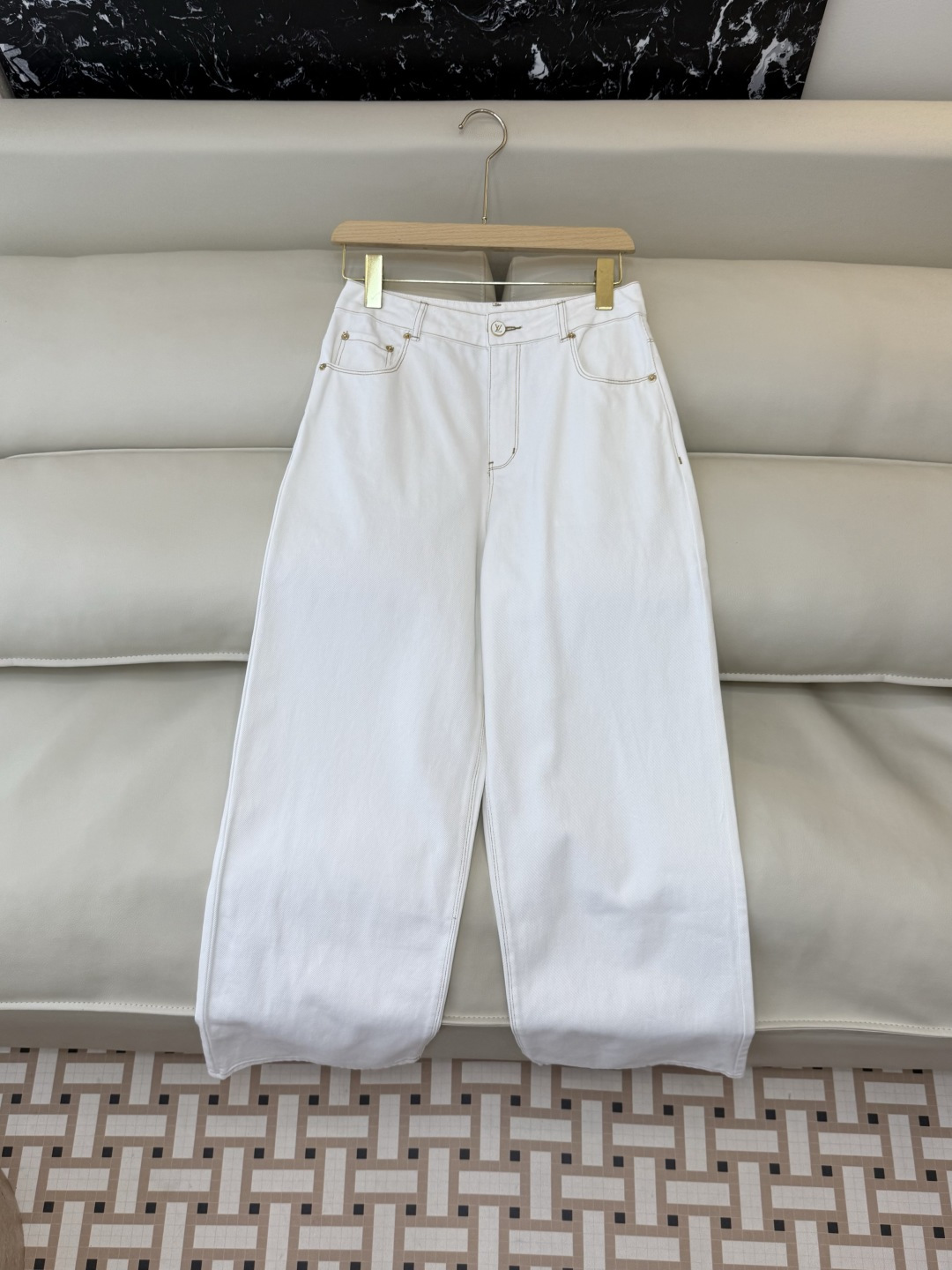 NO:777950,GU046, the highest version on the market, the girl inspects the goods, trims the three marks on the thread, and delivers the goods. You can send pictures and take videos. If you want quality and service, please add me on WeChat. We do not accept urgent orders. New jeans factory L V minimalist trousers topstitch denim trousers white 36/38/40, Louis Vuitton-clothing, louis vuitton, jeans,19860909GU046市面最高版本小妹验货、修剪线头上三标、发货可发图及拍视频,要品质要服务的加我微信,不接急单.新款牛仔裤工厂 L V 极简裤明线 牛仔长裤 白 36/38/40,路易威登-服装,louis vuitton,jeans,,Women's clothing