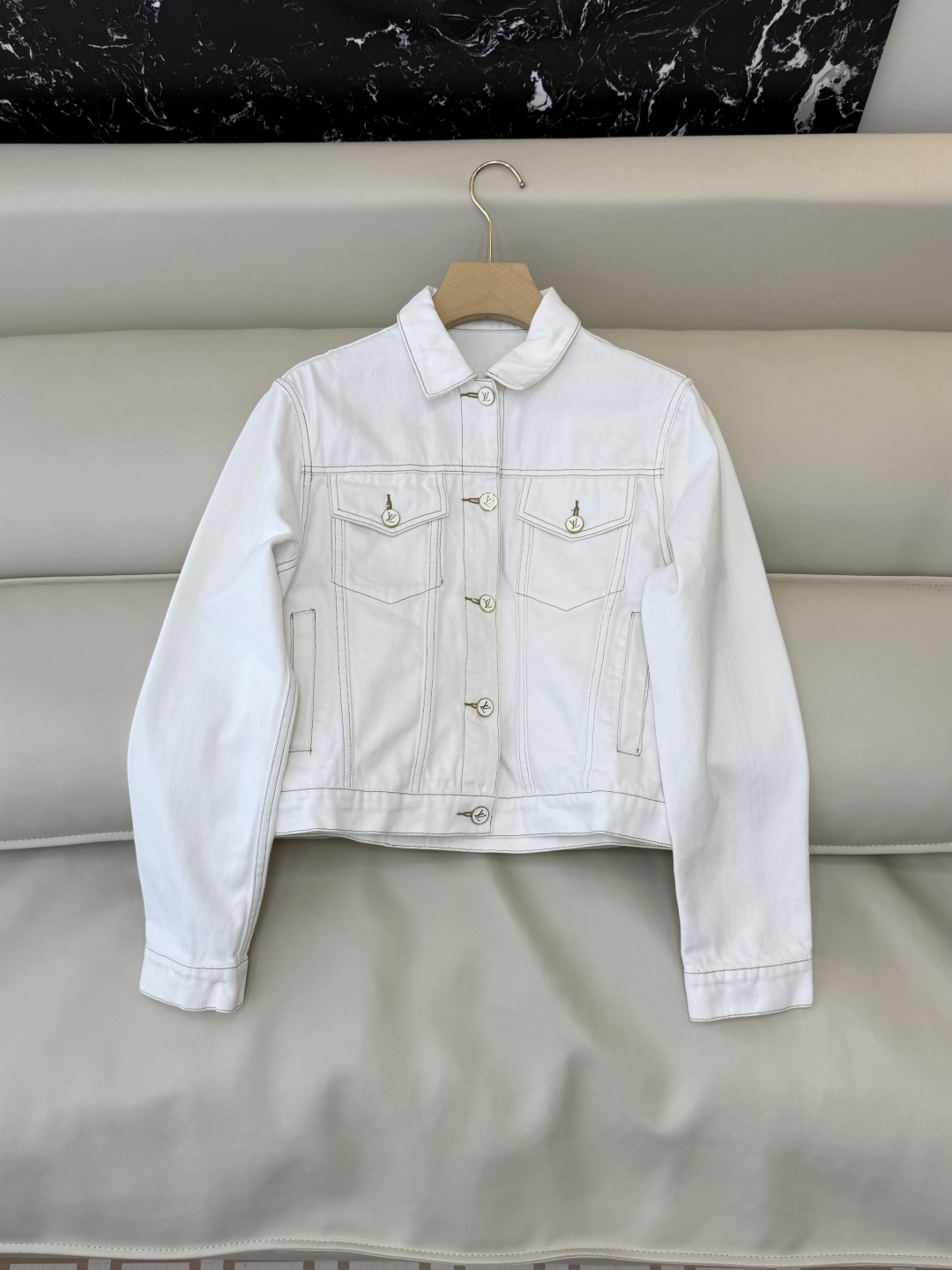 NO:777953,GU049, the highest version on the market, the girl inspects the goods, trims the three marks on the threads, and delivers the goods. You can send pictures and take videos. If you want quality and service, add me on WeChat. We do not accept urgent orders. New denim jacket factory L V minimalist trousers topstitch denim jacket white 36/38/40, Louis Vuitton-clothing, louis vuitton, jackets & coats,19860909GU049市面最高版本小妹验货、修剪线头上三标、发货可发图及拍视频,要品质要服务的加我微信,不接急单.新款牛仔外套工厂 L V 极简裤明线 牛仔外套 白 36/38/40,路易威登-服装,louis vuitton,jackets & coats,,Women's clothing