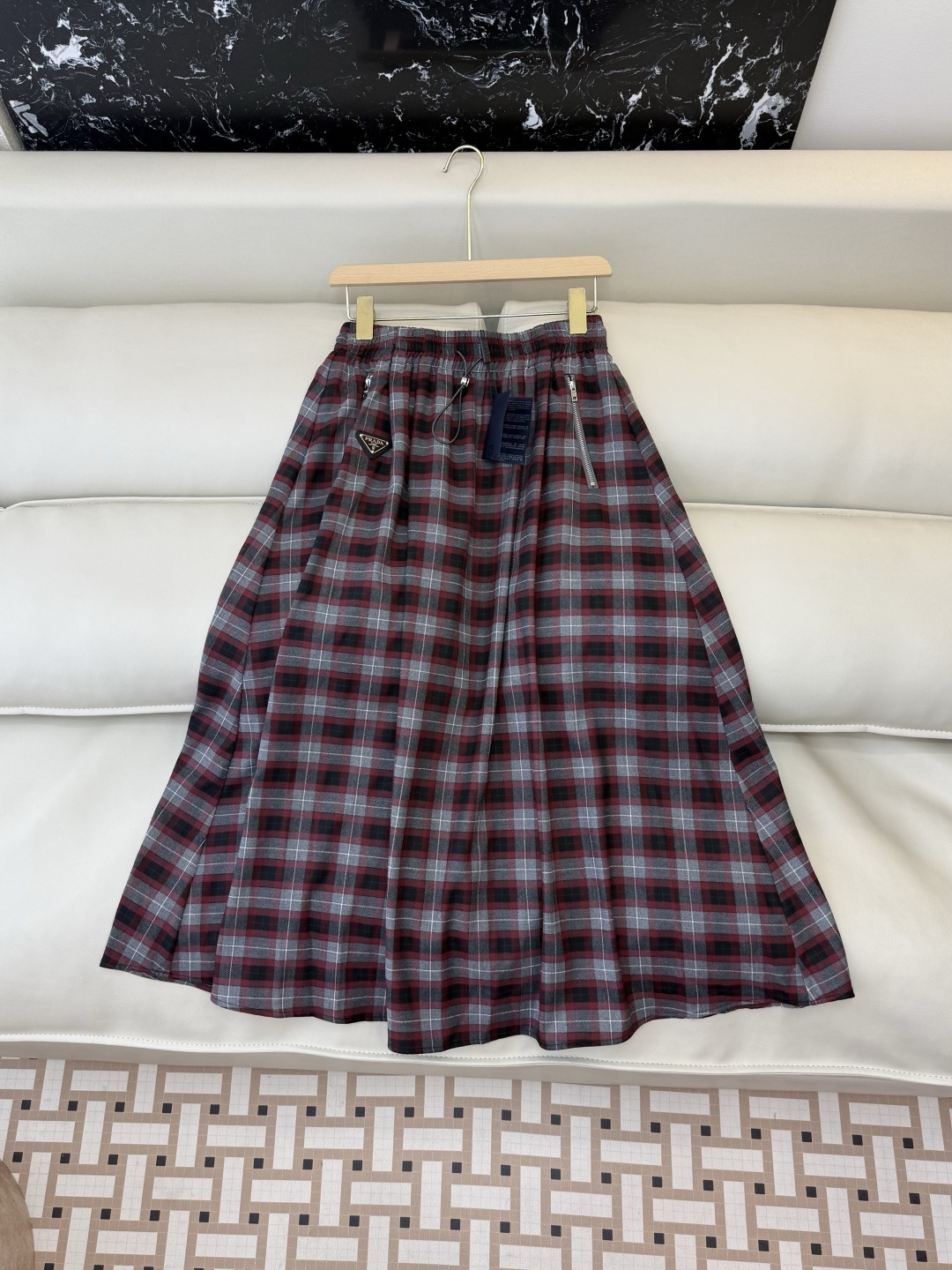 NO:777912,AQ001 is the highest version on the market. The girl inspects the goods, trims the three marks on the threads, and delivers the goods. You can send pictures and take videos. If you want quality or service, add me on WeChat. We will not accept urgent orders. New skirt factory PR triangle mark long plaid skirt SML, Prada-clothing, prada, skirts,19860909AQ001市面最高版本小妹验货、修剪线头上三标、发货可发图及拍视频,要品质要服务的加我微信,不接急单.新款半裙工厂 PR三角标 长款 格纹 半裙 SML,普拉达-服装,prada,skirts,,Women's clothing