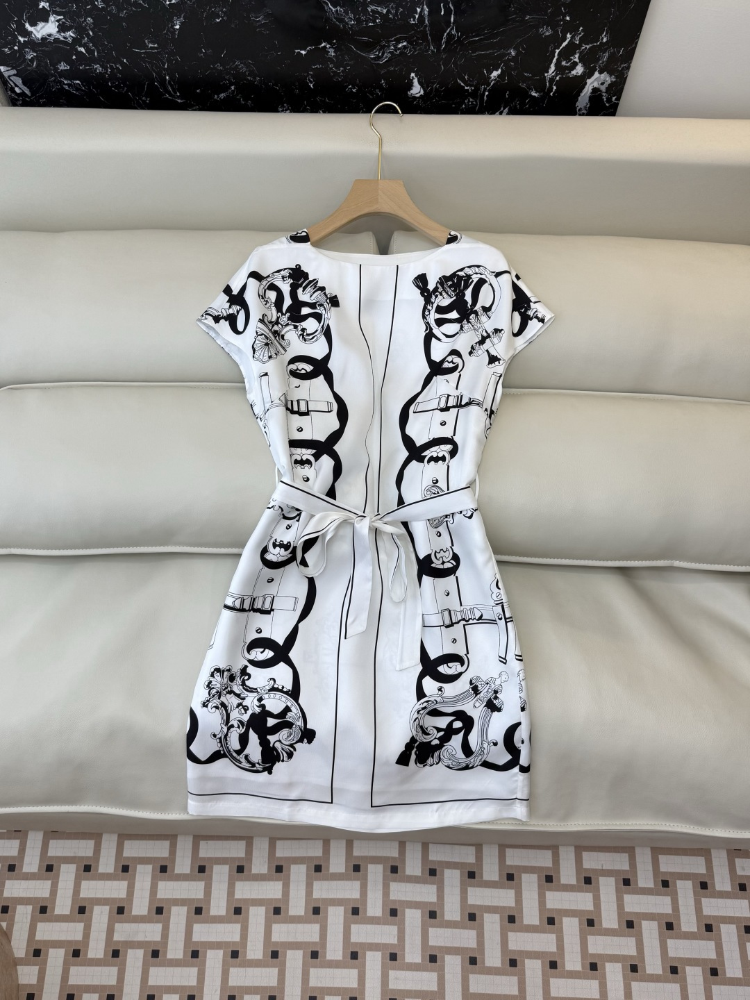 NO:777232,H32618#New Dress P H Home Hermès Positioning Print Silk Twill Dress Black White SMLXL,Hermes-Clothing,hermes,skirts,real silk,19860909H32618#新款连衣裙P H家 爱马仕 定位印花 真丝斜纹 连衣裙 黑色 白色 SMLXL,爱马仕-服装,hermes,skirts,real silk,,Women's clothing