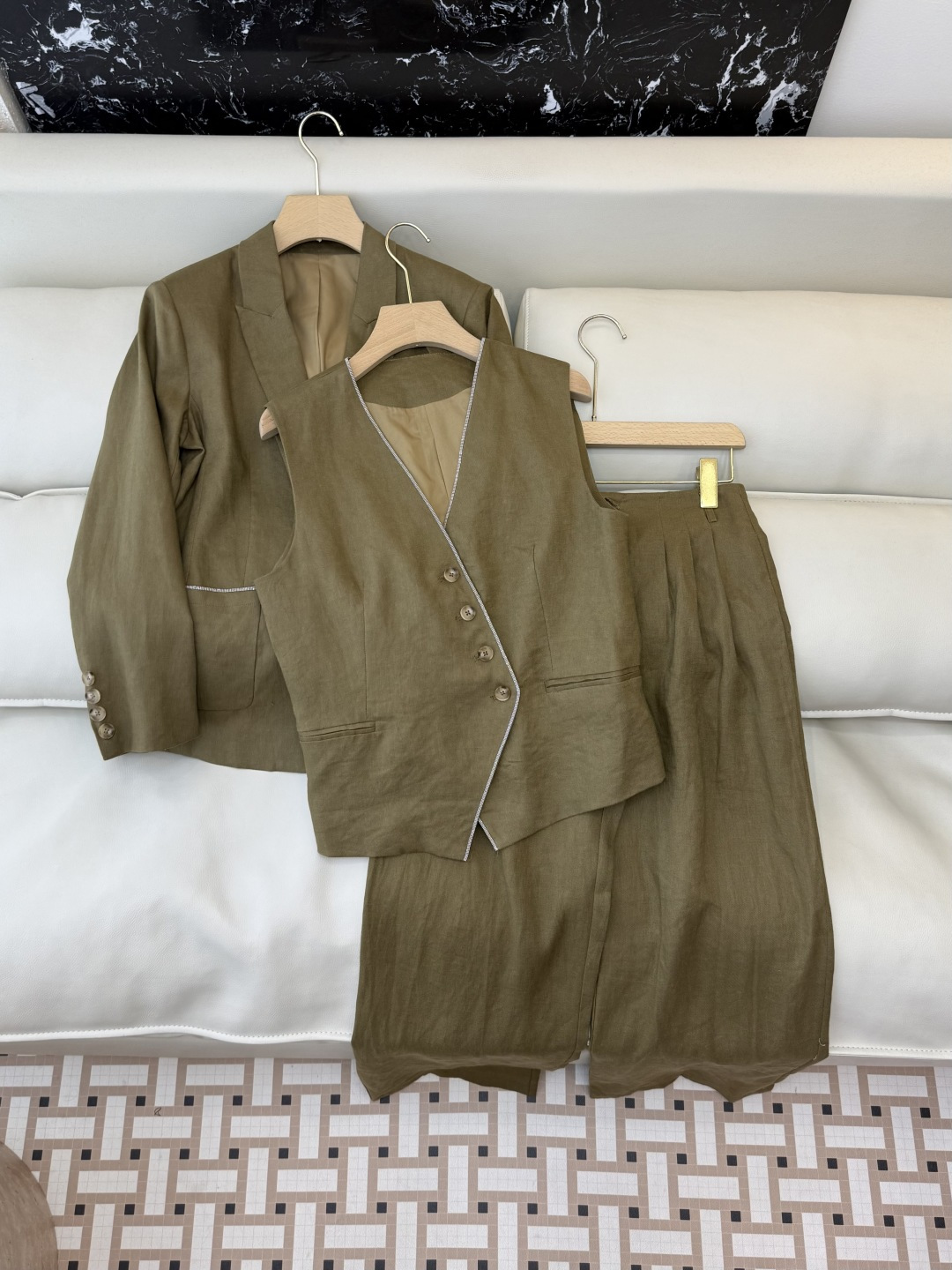 NO:777903,QX+009+ The highest version on the market. The girl inspects the goods, trims the three marks on the threads, and delivers the goods. You can send pictures and take videos. If you want quality and service, please add me on WeChat. We do not accept urgent orders. Factory jacket, vest and trousers, BC style, pure linen, suit jacket, vest and trousers, three-piece set, two colors, can be taken separately SMLXL, women's clothing, jackets & coats, business suit,19860909QX+009+市面最高版本小妹验货、修剪线头上三标、发货可发图及拍视频,要品质要服务的加我微信,不接急单.工厂外套背心裤子 BC 风格 纯亚麻 西装外套 背心长裤 三件套 两色 可以拆分拿 SMLXL,女装,jackets & coats,business suit,,Women's clothing