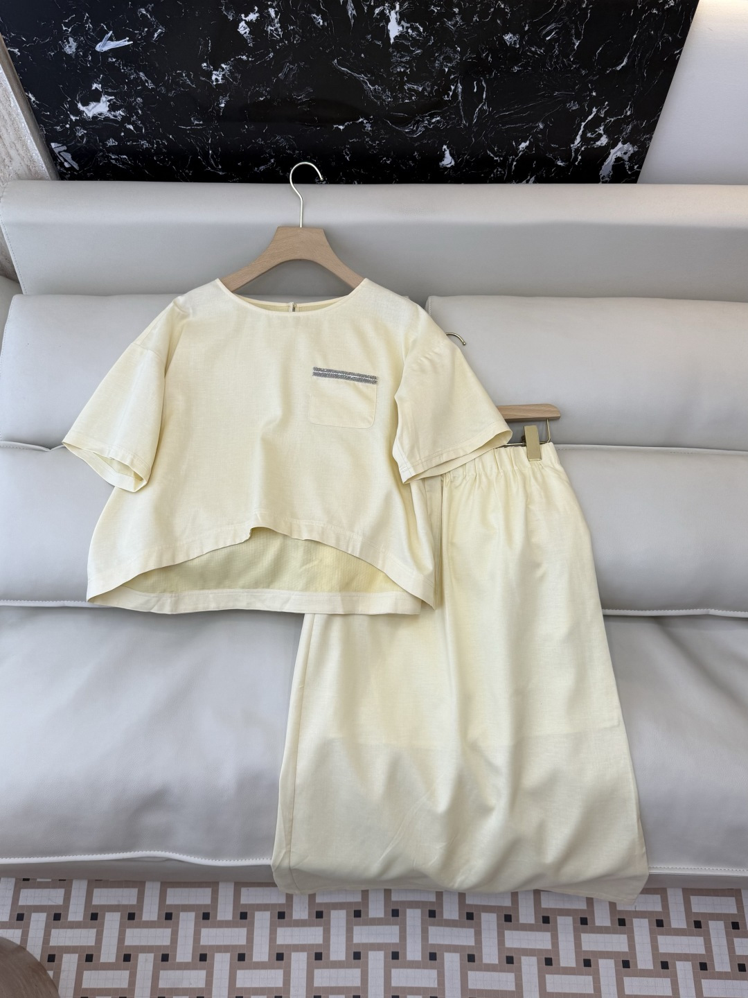 NO:795683,QX001# New suit factory BC style chain short-sleeved top long skirt suit yellow white SMLXL,,skirts,T-shirt,19860909QX001#新款套装工厂 BC 风格链条 短袖上衣长半裙 套装 黄色 白色 SMLXL,,skirts,T-shirt,,Women's clothing