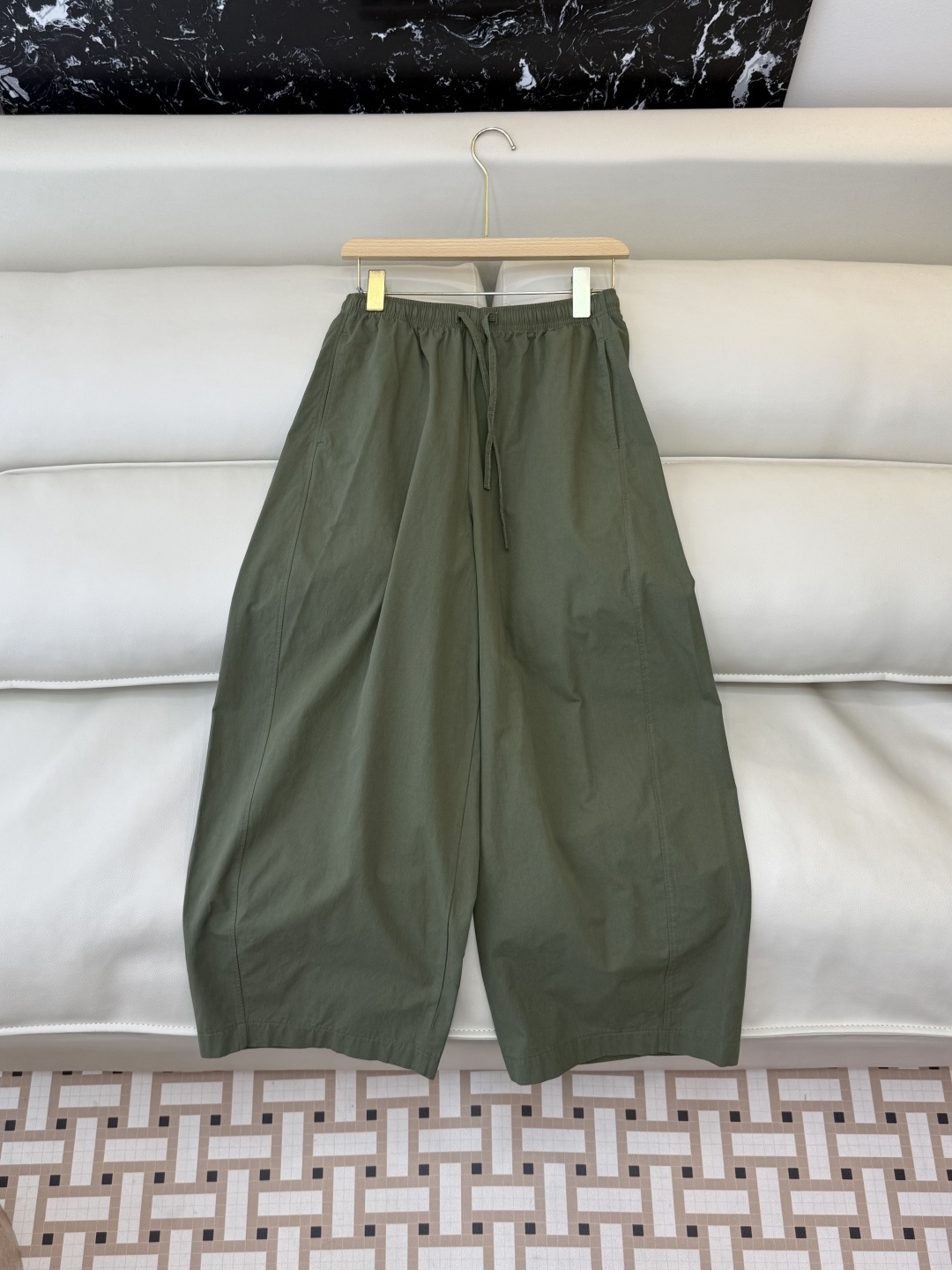 NO:778415,HL008 is the highest version on the market. The girl inspects the goods, trims the three marks on the threads, and delivers the goods. You can send pictures and take videos. If you want quality or service, please add me on WeChat. We will not accept urgent orders. New trousers factory, minimalist style, versatile, loose nine-point trousers, navy blue, apricot, green, SMLXL, women's clothing,19860909HL008市面最高版本小妹验货、修剪线头上三标、发货可发图及拍视频,要品质要服务的加我微信,不接急单.新款裤子工厂 极简风 百搭 宽松九分长裤 藏蓝色 杏色 绿色 SMLXL,女装,,Women's clothing