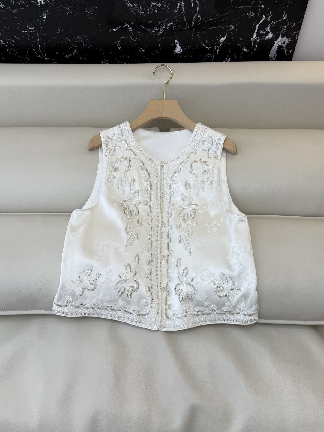 NO:778437,HXZ095, the highest version on the market, the girl inspects the goods, trims the three marks on the thread, and delivers the goods. You can send pictures and take videos. If you want quality or service, please add me on WeChat. We will not accept urgent orders. New vest P, rayon, jacquard, heavy beading, vest, black white, SMLXL, women's clothing,19860909HXZ095市面最高版本小妹验货、修剪线头上三标、发货可发图及拍视频,要品质要服务的加我微信,不接急单.新款马甲P 人丝 提花 重工钉珠 马甲 黑色 白色 SMLXL,女装,,Women's clothing