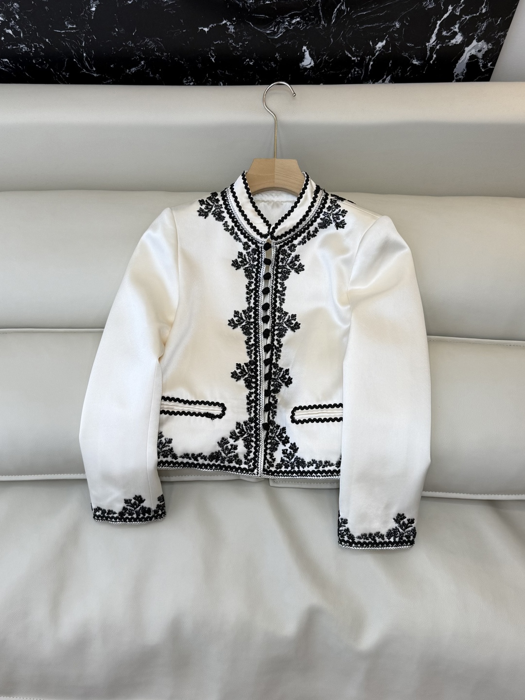 NO:777809,HXZ088, the highest version on the market, the girl will inspect the goods, trim the three marks on the threads, and ship the goods. You can send pictures and take videos. If you want quality and service, please add me on WeChat. We will not accept urgent orders. New coat P, heavy embroidery beading lace, stand-up collar acetate coat, off-white SMLXL, women's clothing, jackets & coats,19860909HXZ088市面最高版本小妹验货、修剪线头上三标、发货可发图及拍视频,要品质要服务的加我微信,不接急单.新款外套P 重工刺绣钉珠花边 立领醋酸 外套 米白色 SMLXL,女装,jackets & coats,,Women's clothing