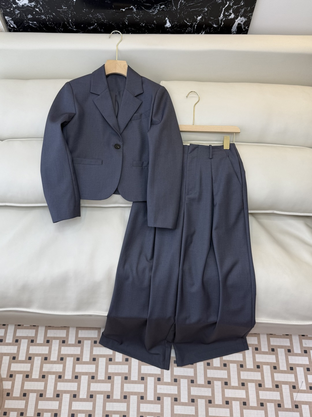 NO:778413,HXZ091, the highest version on the market, the girl inspects the goods, trims the three marks on the threads, and delivers the goods. You can send pictures and take videos. If you want quality or service, add me on WeChat. We will not accept urgent orders. New suit P minimalist style long-sleeved suit jacket and trousers suit gray SMLXL, women's clothing, jackets & coats, business suit,19860909HXZ091市面最高版本小妹验货、修剪线头上三标、发货可发图及拍视频,要品质要服务的加我微信,不接急单.新款套装 P 极简风 长袖西装外套长裤 套装 灰色 SMLXL,女装,jackets & coats,business suit,,Women's clothing