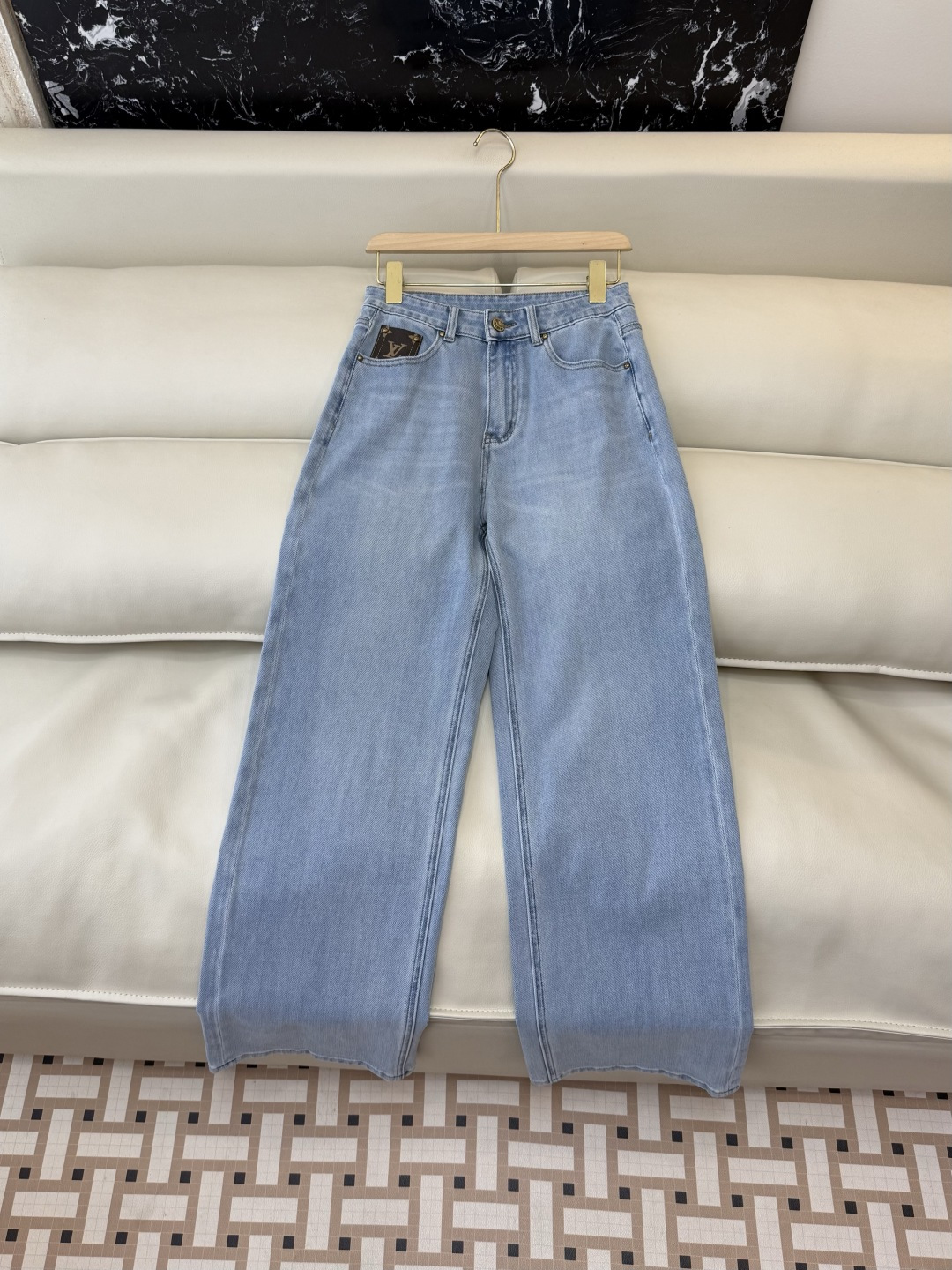 NO:778399,CX0199, the highest version on the market, the girl inspects the goods, trims the three marks on the thread, and delivers the goods. You can send pictures and take videos. If you want quality and service, please add me on WeChat. We will not accept urgent orders. New jeans factory L V denim cotton slim jeans dark light color 26-30 yards, Louis Vuitton-clothing, louis vuitton, jeans,19860909CX0199市面最高版本小妹验货、修剪线头上三标、发货可发图及拍视频,要品质要服务的加我微信,不接急单.新款牛仔裤工厂 L V 牛仔棉显瘦牛仔裤 深色 浅色 26-30码,路易威登-服装,louis vuitton,jeans,,Women's clothing
