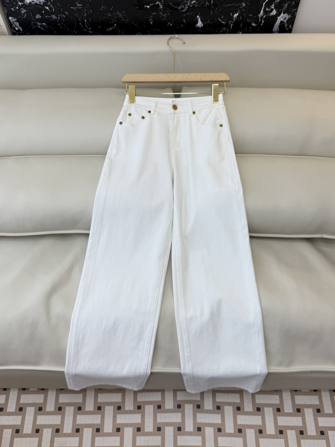 NO:778790,CX0203, the highest version on the market, the girl inspects the goods, trims the three marks on the thread, and delivers the goods. You can send pictures and take videos. If you want quality and service, add me on WeChat. We do not accept urgent orders. New jeans factory L V denim cotton slim jeans blue white 26-30 sizes, Louis Vuitton-clothing, louis vuitton, jeans,19860909CX0203市面最高版本小妹验货、修剪线头上三标、发货可发图及拍视频,要品质要服务的加我微信,不接急单.新款牛仔裤工厂 L V 牛仔棉显瘦牛仔裤 蓝色 白色 26-30码,路易威登-服装,louis vuitton,jeans,,Women's clothing