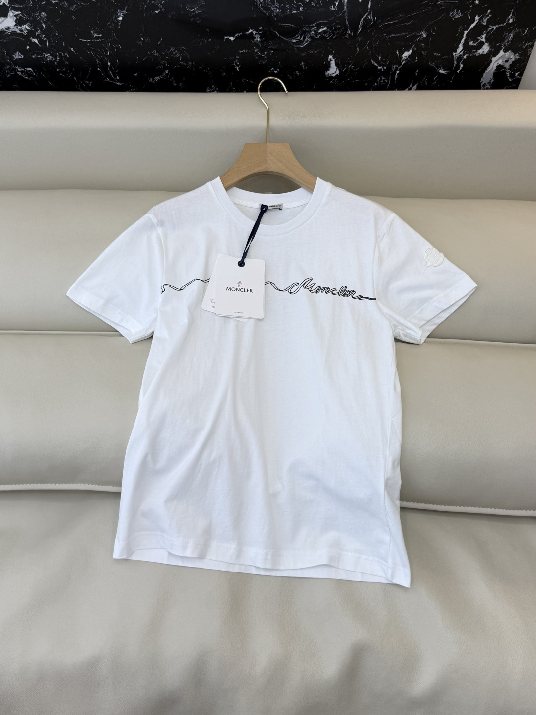 NO:778825,QG0190 is the highest version on the market. The girl inspects the goods, trims the three marks on the threads, and delivers the goods. You can send pictures and take videos. If you want quality and service, please add me on WeChat. We do not accept urgent orders. New T-shirt mon, top version, printed, short-sleeved T-shirt, black, white, SML, mask-clothing, Moncler, T-shirt, tees, t-shirt,19860909QG0190市面最高版本小妹验货、修剪线头上三标、发货可发图及拍视频,要品质要服务的加我微信,不接急单.新款T恤 mon 蒙口 顶级版 印花 短袖T恤 黑色 白色 SML,蒙口-服装,Moncler,T-shirt,tees，t-shirt,,Women's clothing