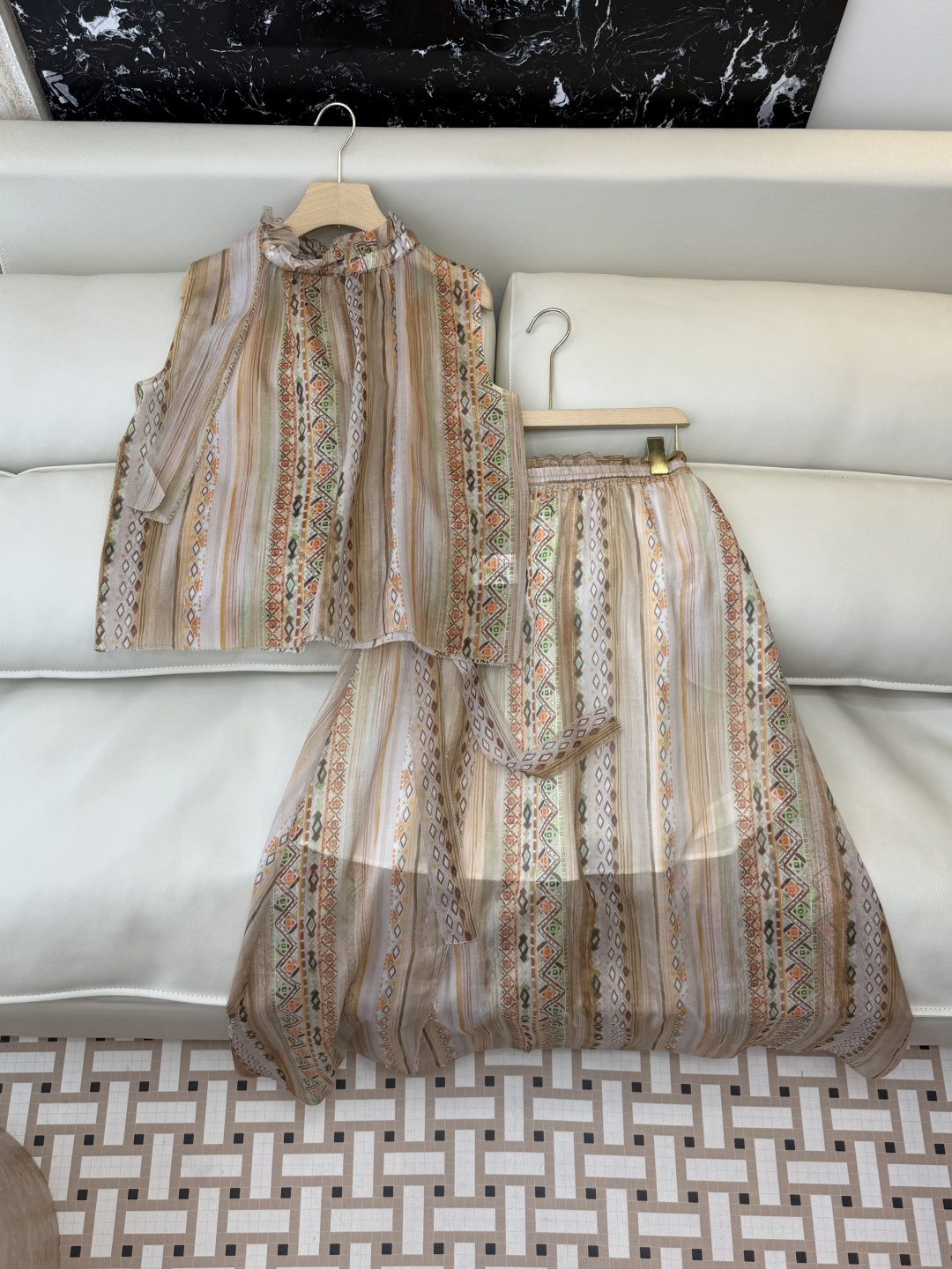 NO:778809,DG016, the highest version on the market, will inspect the goods, trim the three marks on the threads, and ship the goods. You can send pictures and take videos. If you want quality or service, please add me on WeChat. We will not accept urgent orders. New suit factory, ethnic style, rayon printing, sleeveless top, long skirt suit, SML, women's clothing, skirts,19860909DG016市面最高版本小妹验货、修剪线头上三标、发货可发图及拍视频,要品质要服务的加我微信,不接急单.新款套装工厂 民族风 人丝印花 无袖上衣长半裙套装 SML,女装,skirts,,Women's clothing