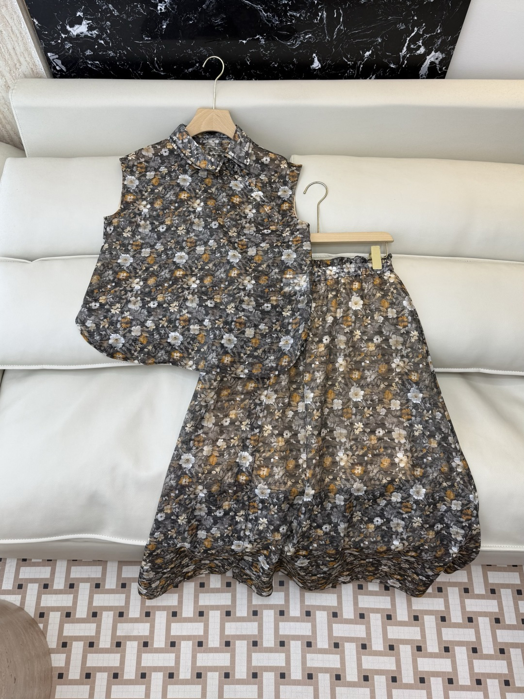 NO:778813,DG017 is the highest version on the market. The girl inspects the goods, trims the three marks on the threads, and delivers the goods. You can send pictures and take videos. If you want quality or service, please add me on WeChat. We will not accept urgent orders. New suit factory, ethnic style, rayon printing, sleeveless top, long skirt suit, SML, women's clothing, skirts,19860909DG017市面最高版本小妹验货、修剪线头上三标、发货可发图及拍视频,要品质要服务的加我微信,不接急单.新款套装工厂 民族风 人丝印花 无袖上衣长半裙套装 SML,女装,skirts,,Women's clothing