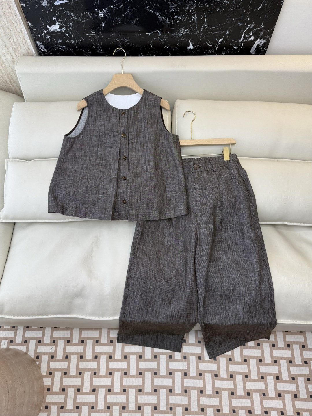 NO:778800,DG014, the highest version on the market, will inspect the goods, trim the three marks on the threads, and ship the goods. You can send pictures and take videos. If you want quality or service, please add me on WeChat. We will not accept urgent orders. New suit factory LP custom buckle vest trouser suit SML, women's clothing, loro piana,19860909DG014市面最高版本小妹验货、修剪线头上三标、发货可发图及拍视频,要品质要服务的加我微信,不接急单.新款套装工厂 LP 定制扣 马甲长裤套装 SML,女装,loro piana,,Women's clothing