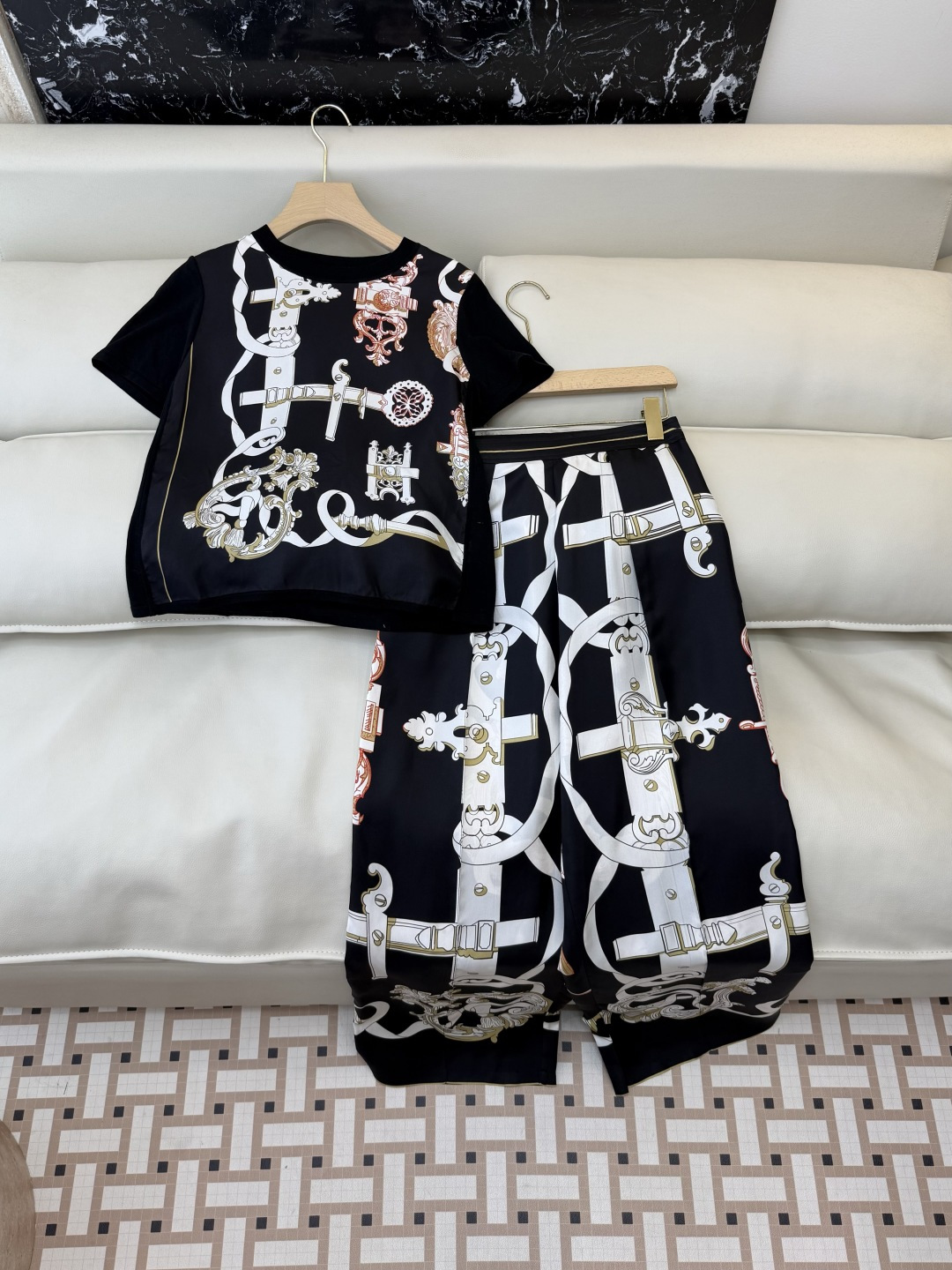 NO:800673,Pants top H32603+326021# new set H home positioning printing silk splicing knitted top silk trousers two colors S-X L,,real silk,19860909裤子上衣H32603+326021#新款套装 H家 定位印花 真丝拼接针织上衣真丝长裤 两色 S-X L,,real silk,,Women's clothing