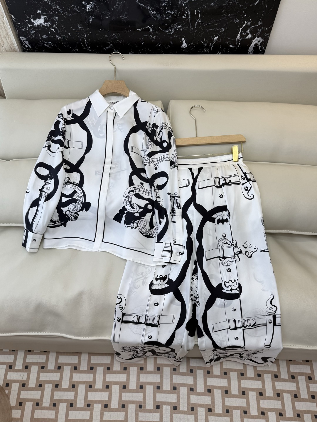 NO:800671,Pants shirt H326021+326020# new set H home positioning printing silk shirt and silk trousers two colors S-X L,,shirts,real silk,19860909裤子 衬衫H326021+326020#新款套装 H家 定位印花 真丝衬衫真丝长裤 两色 S-X L,,shirts,real silk,,Women's clothing